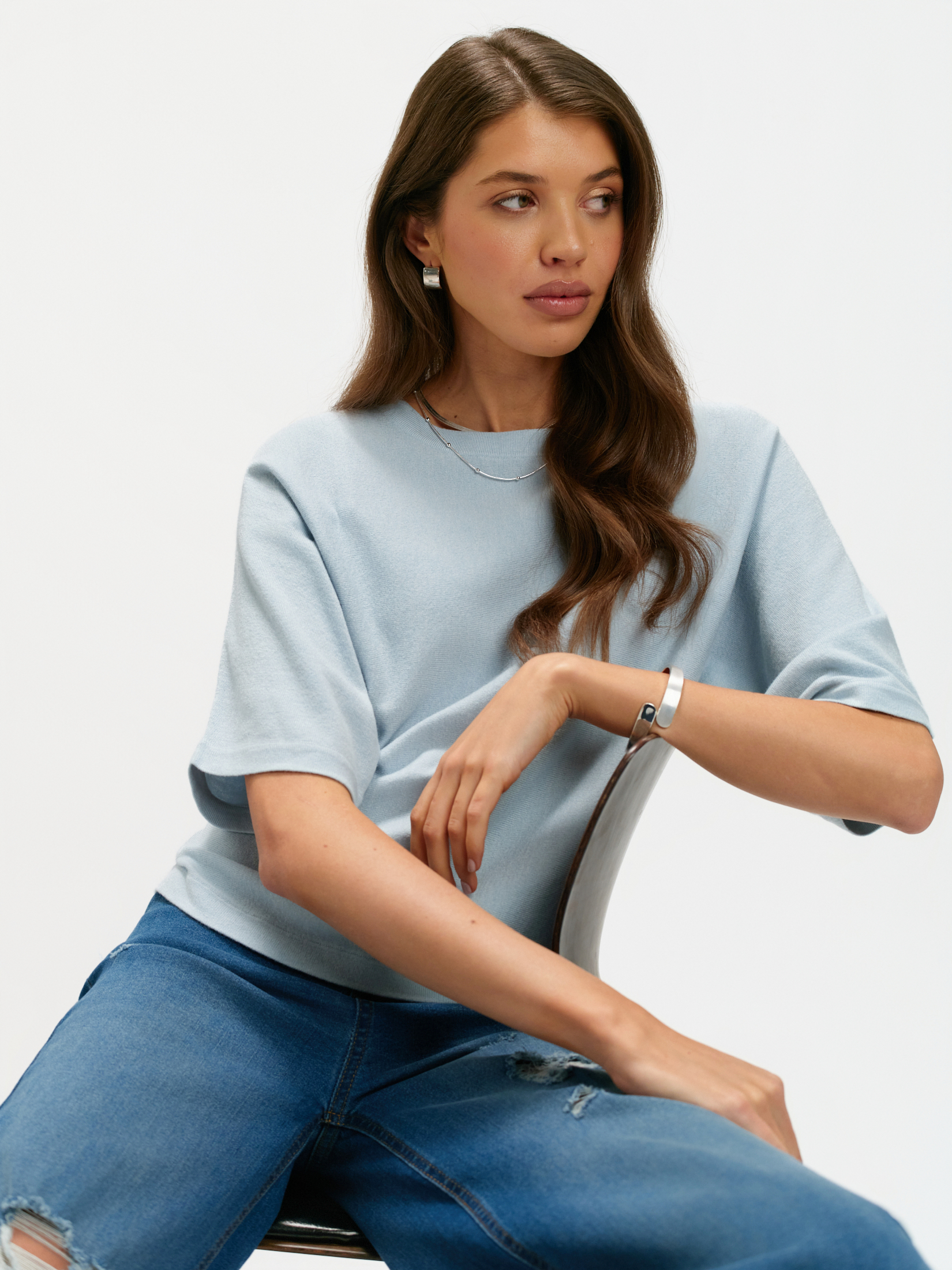 Błękitny sweter z luźnymi rękawami 