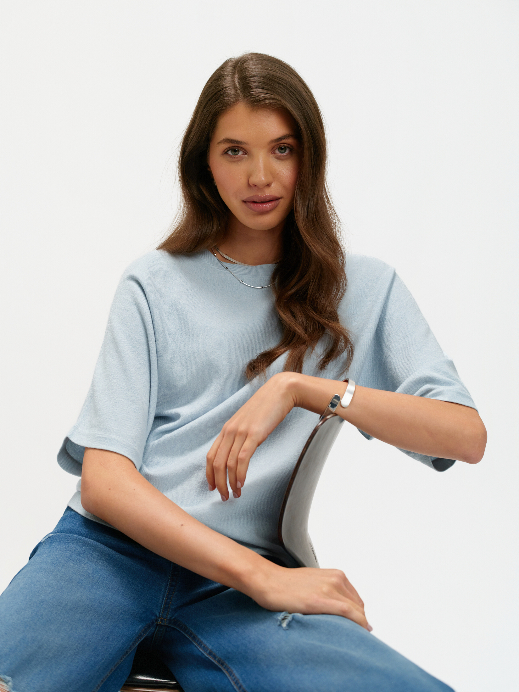 Błękitny sweter z luźnymi rękawami 