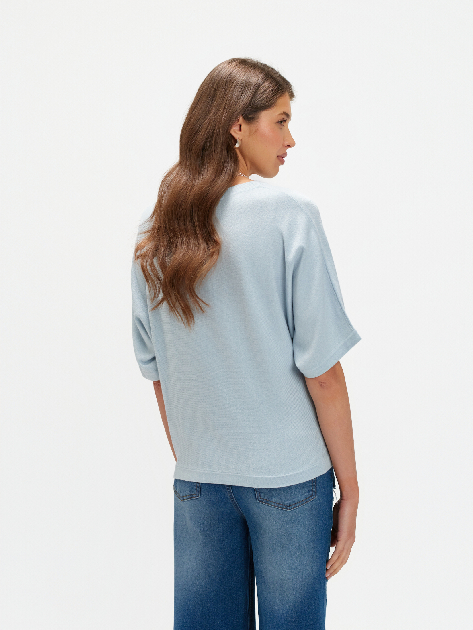 Błękitny sweter z luźnymi rękawami 