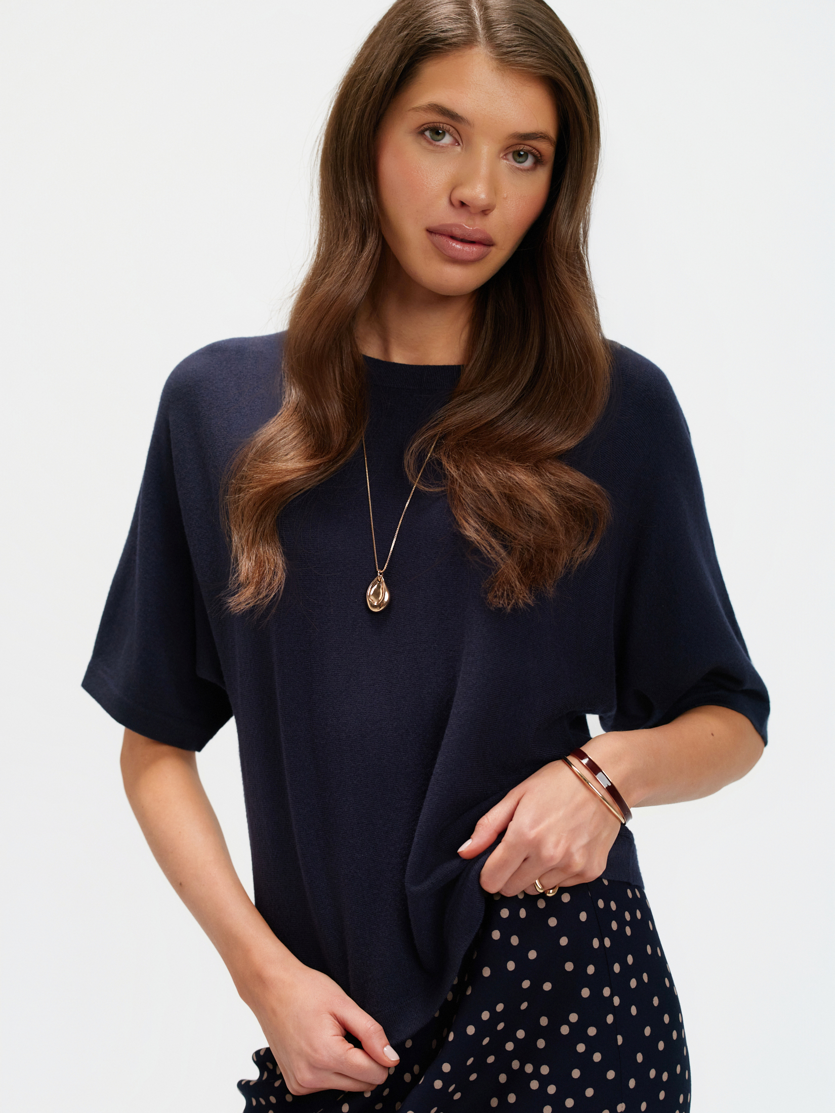 Granatowy sweter z luźnymi rękawami 