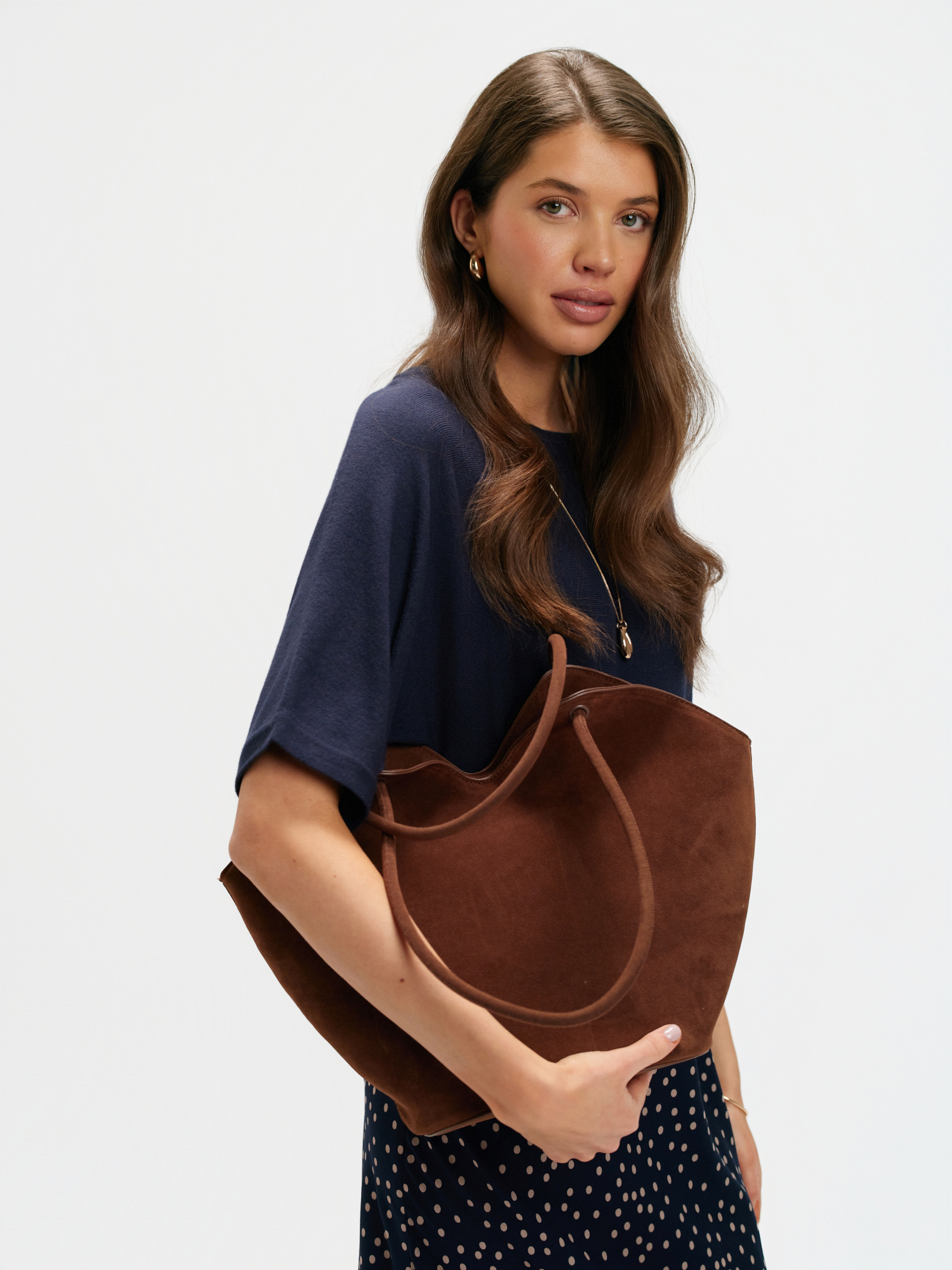 Granatowy sweter z luźnymi rękawami 