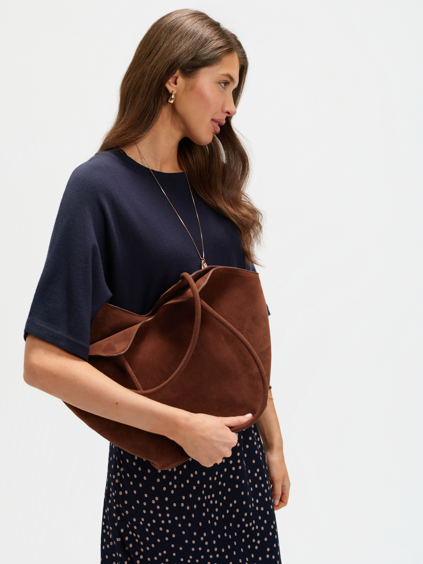 Granatowy sweter z luźnymi rękawami 