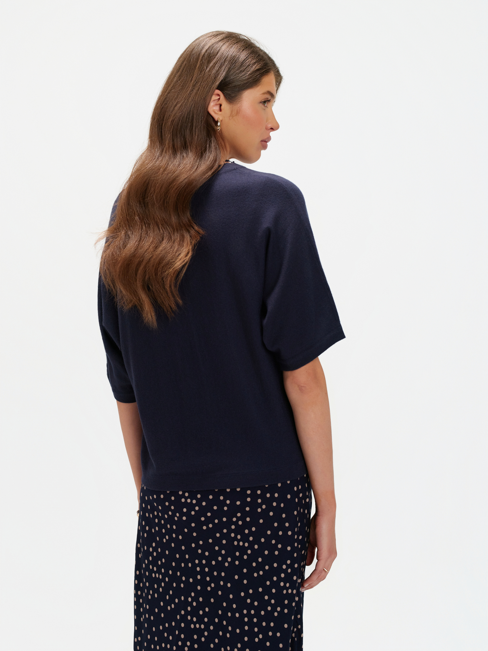 Granatowy sweter z luźnymi rękawami 