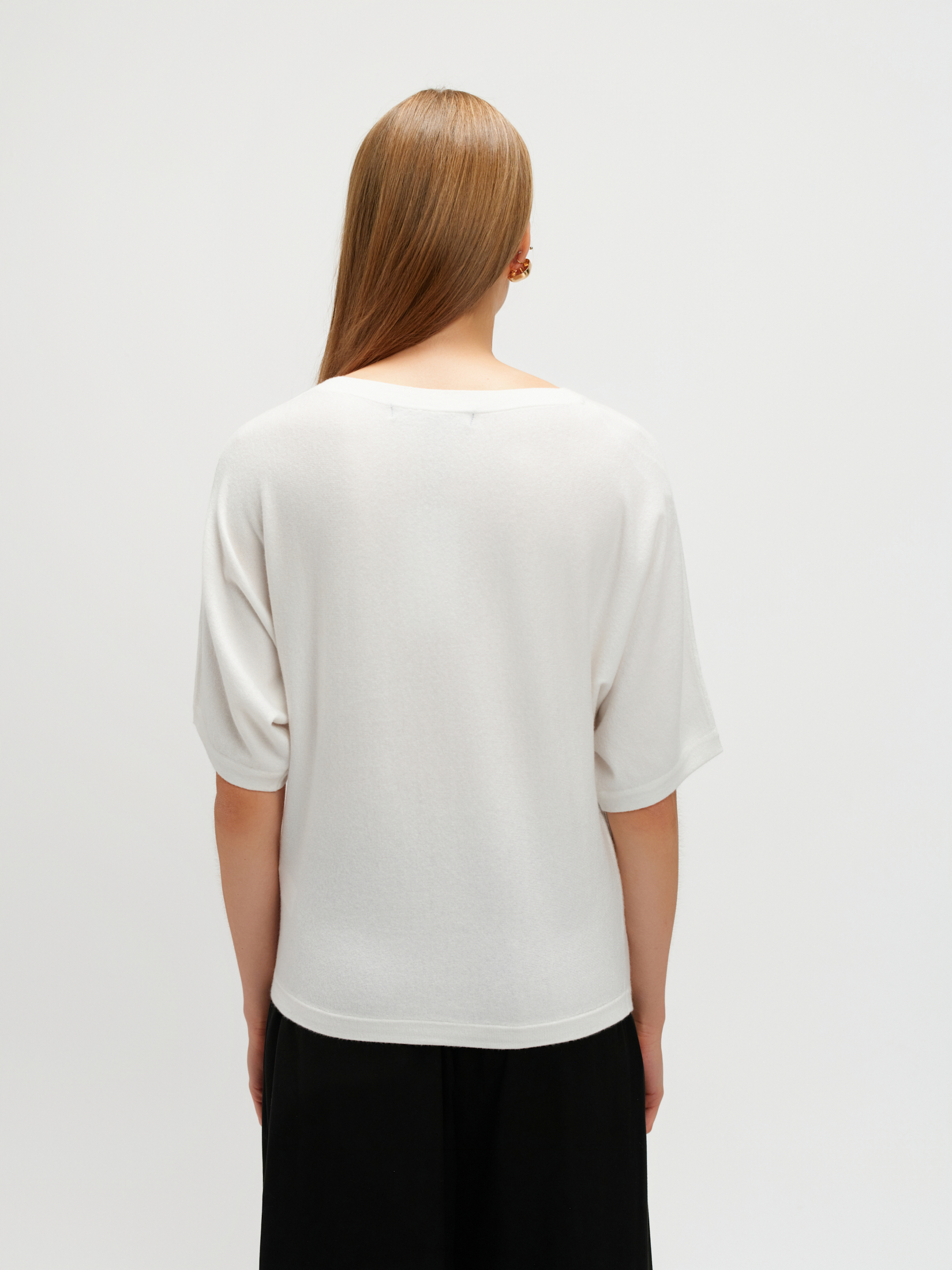 Biały sweter z rękawami typu nietoperz 