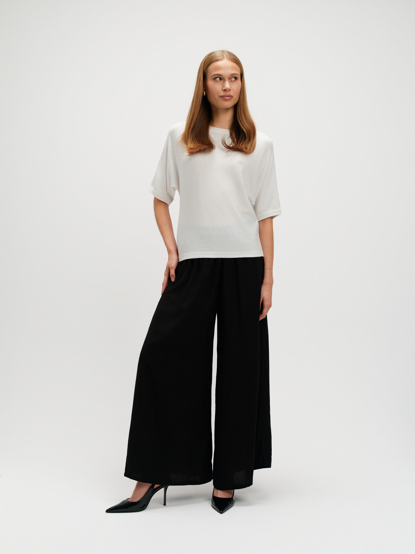 Biały sweter z rękawami typu nietoperz 