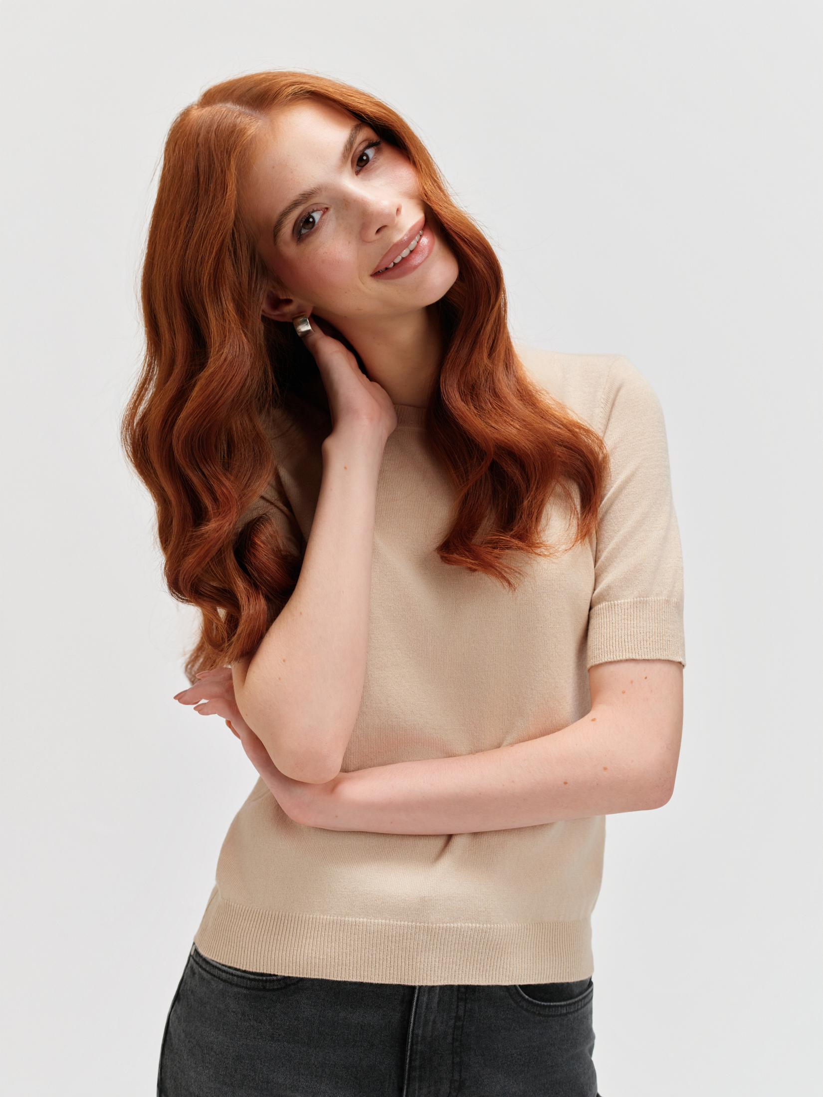 Beżowy dopasowany sweter krótki rękaw 