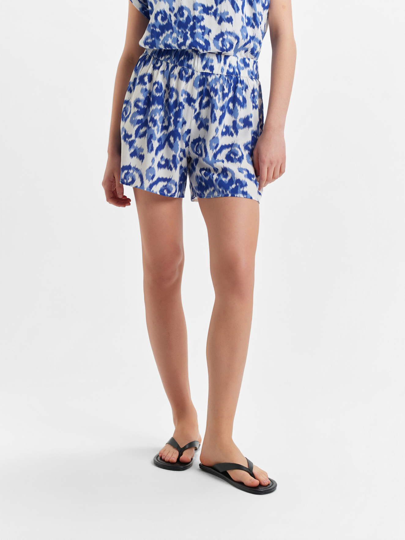 Niebieskie szorty z printem 