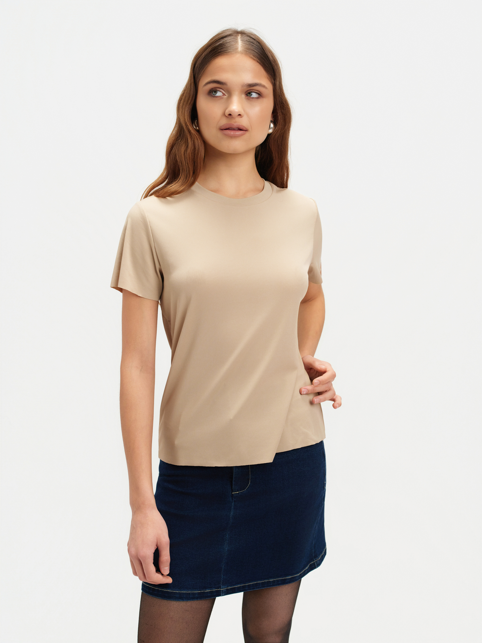 Prążkowany beżowy t-shirt 