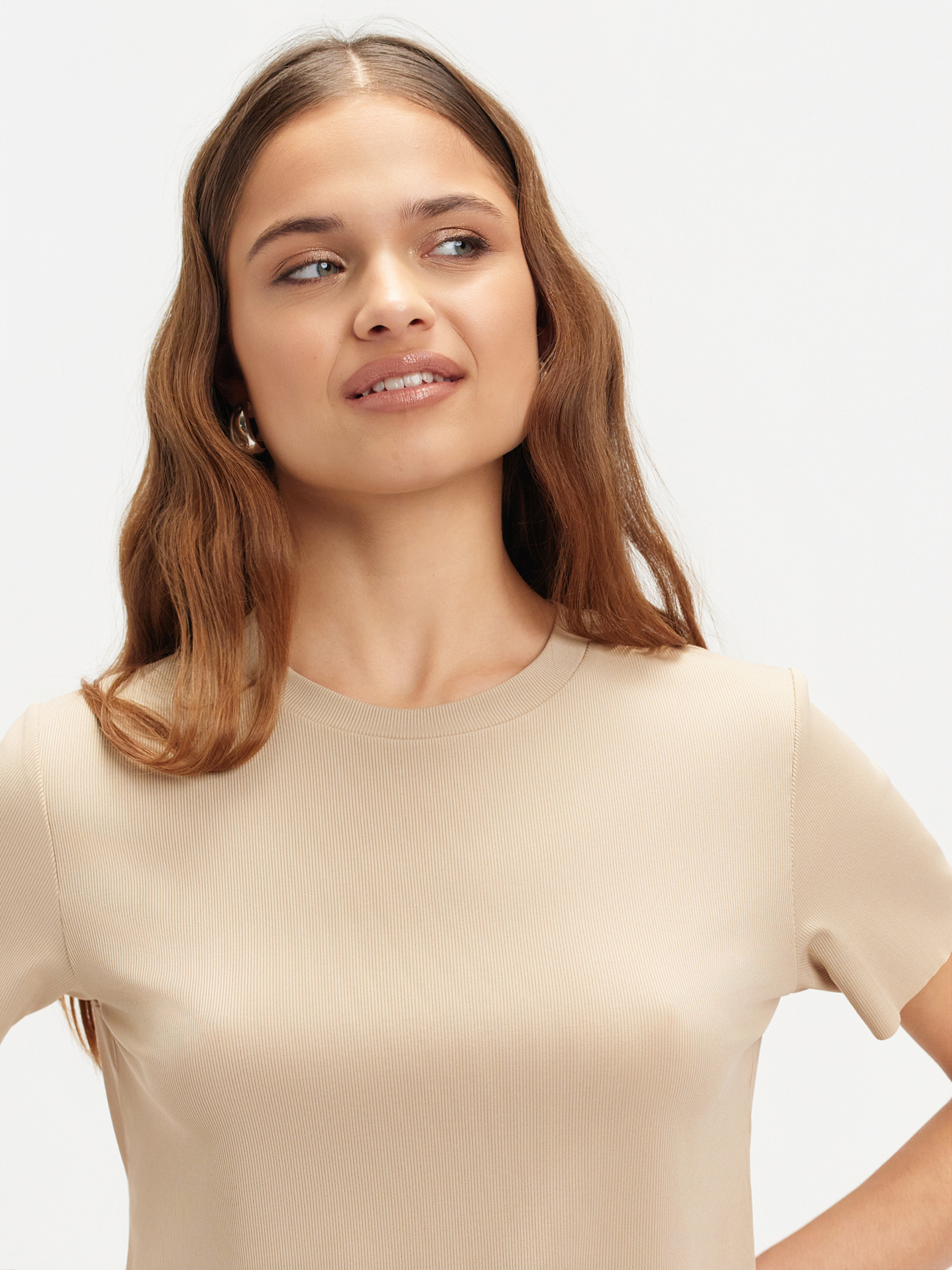 Prążkowany beżowy t-shirt 