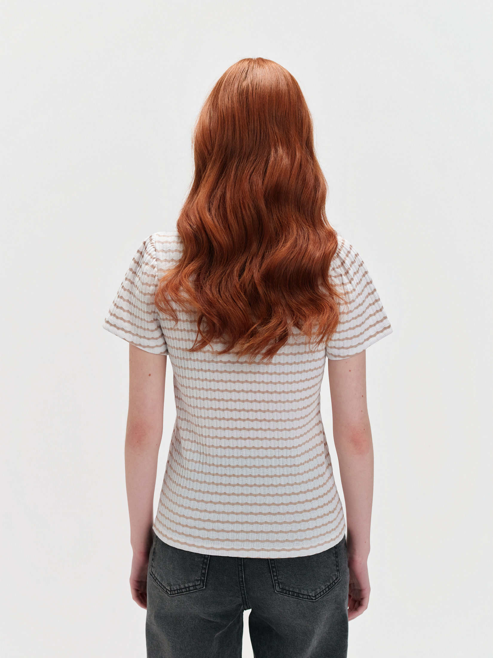 Top w beżowe paski z dekoltem w serek 