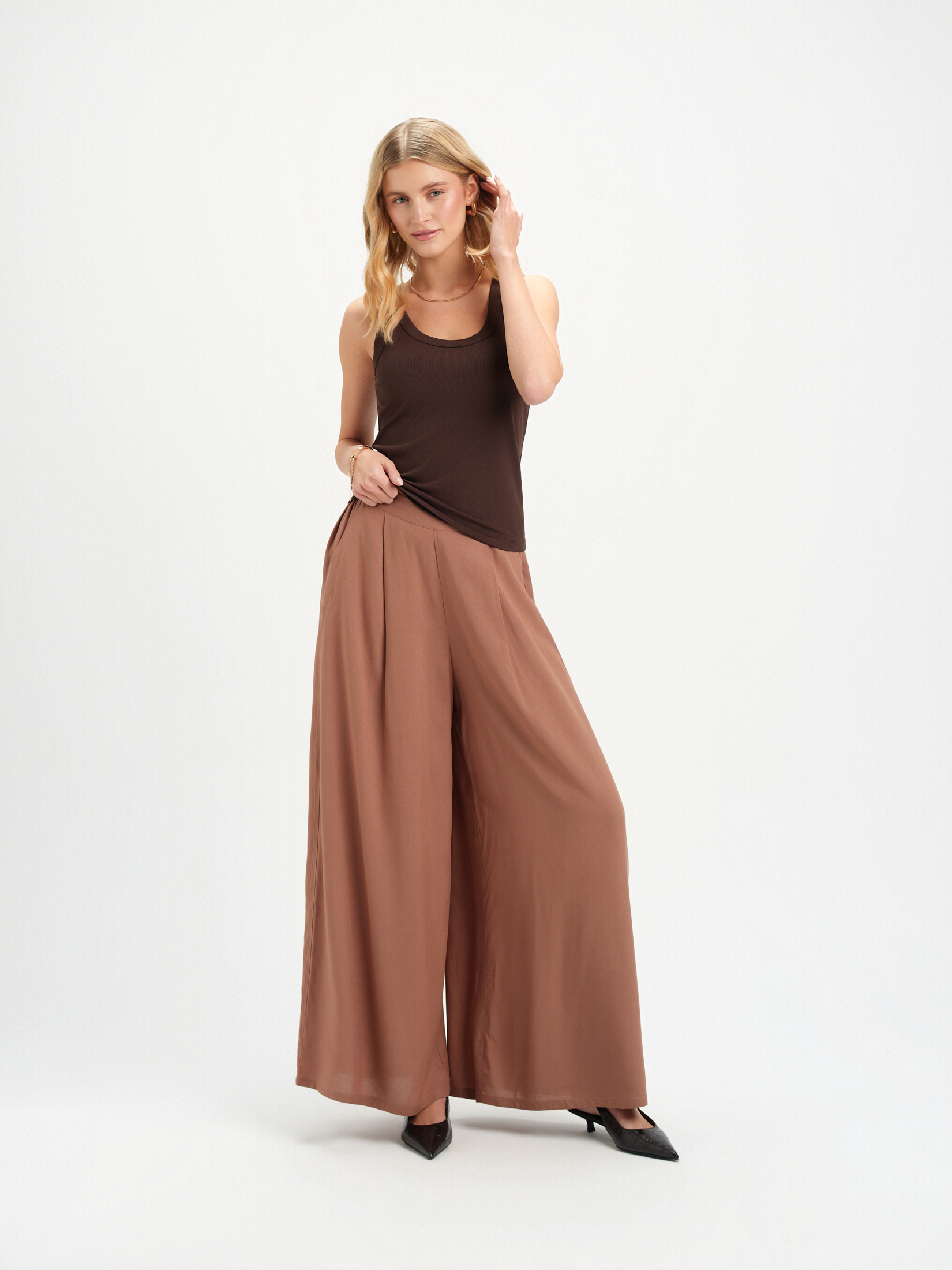 Top na ramiączkach w kolorze ciemnej czekolady 