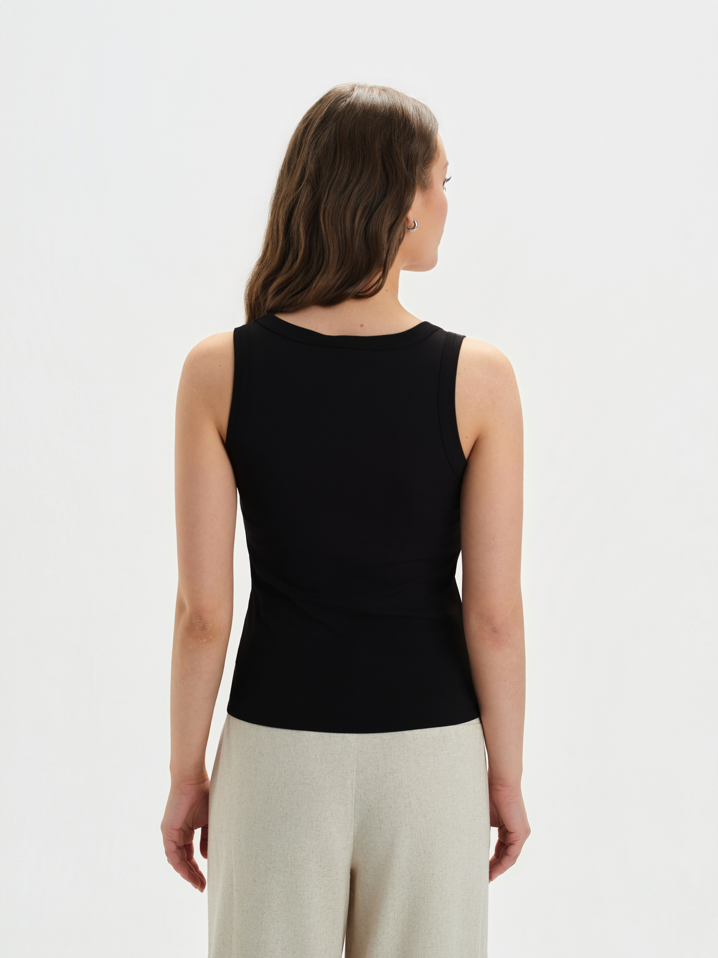 Czarny top na ramiączkach 