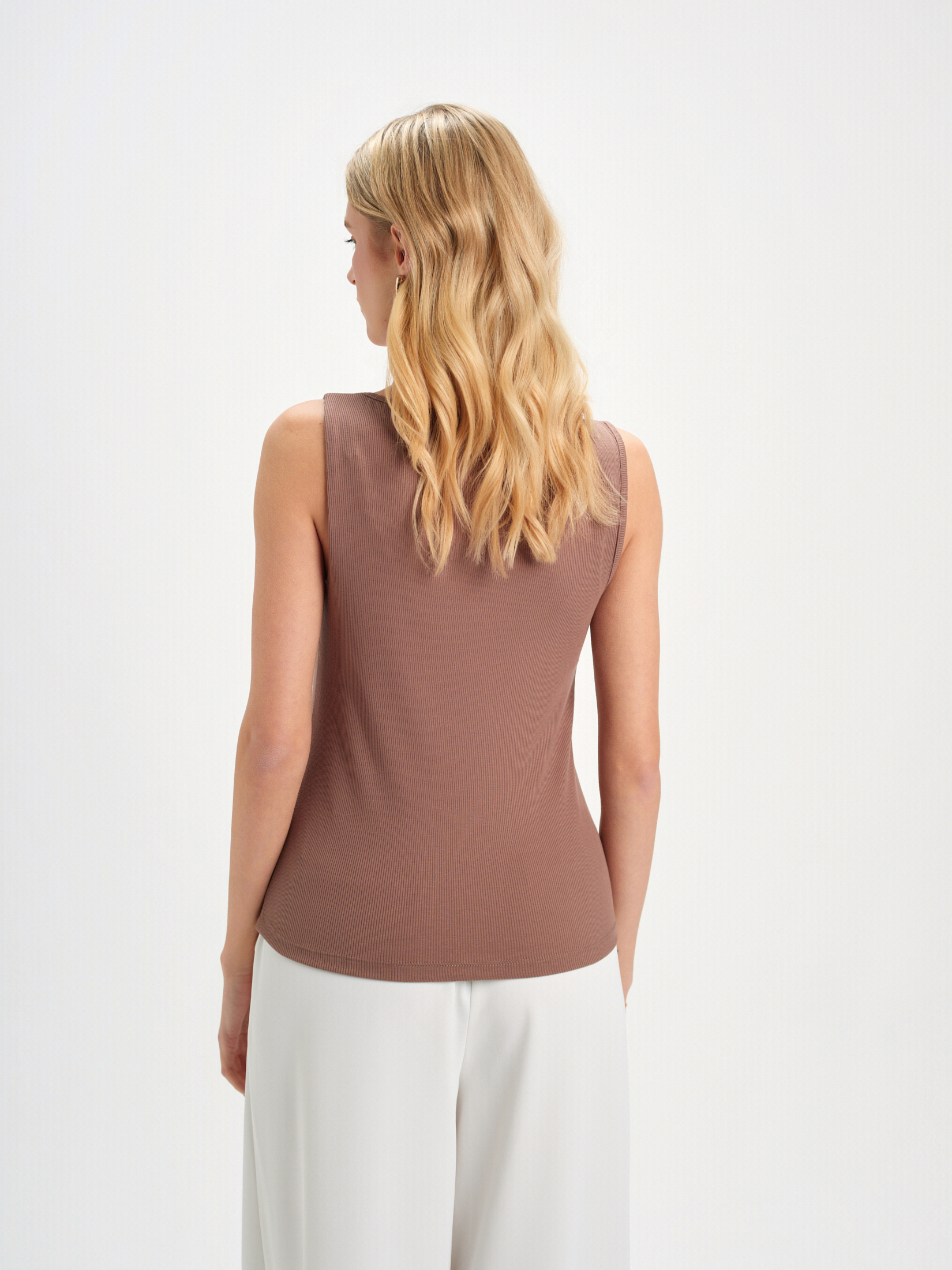 Beżowy top na ramiączkach 