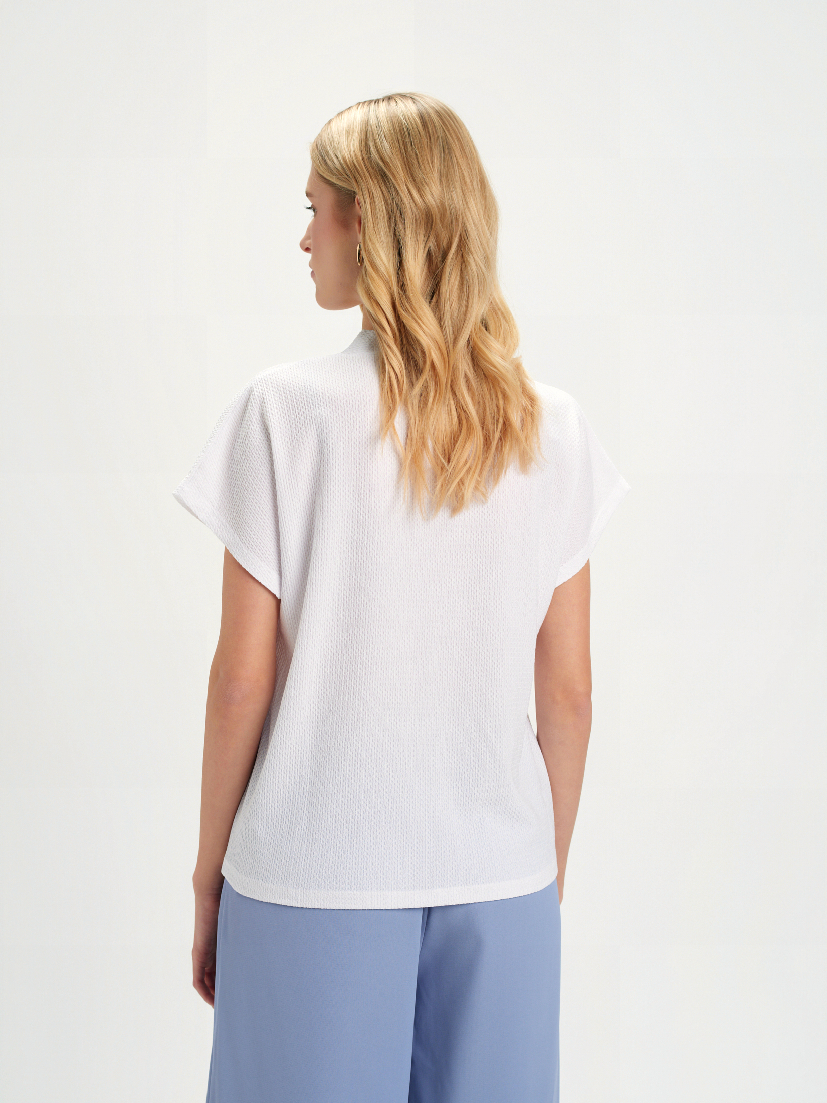 Biały top z dekoltem w serek 