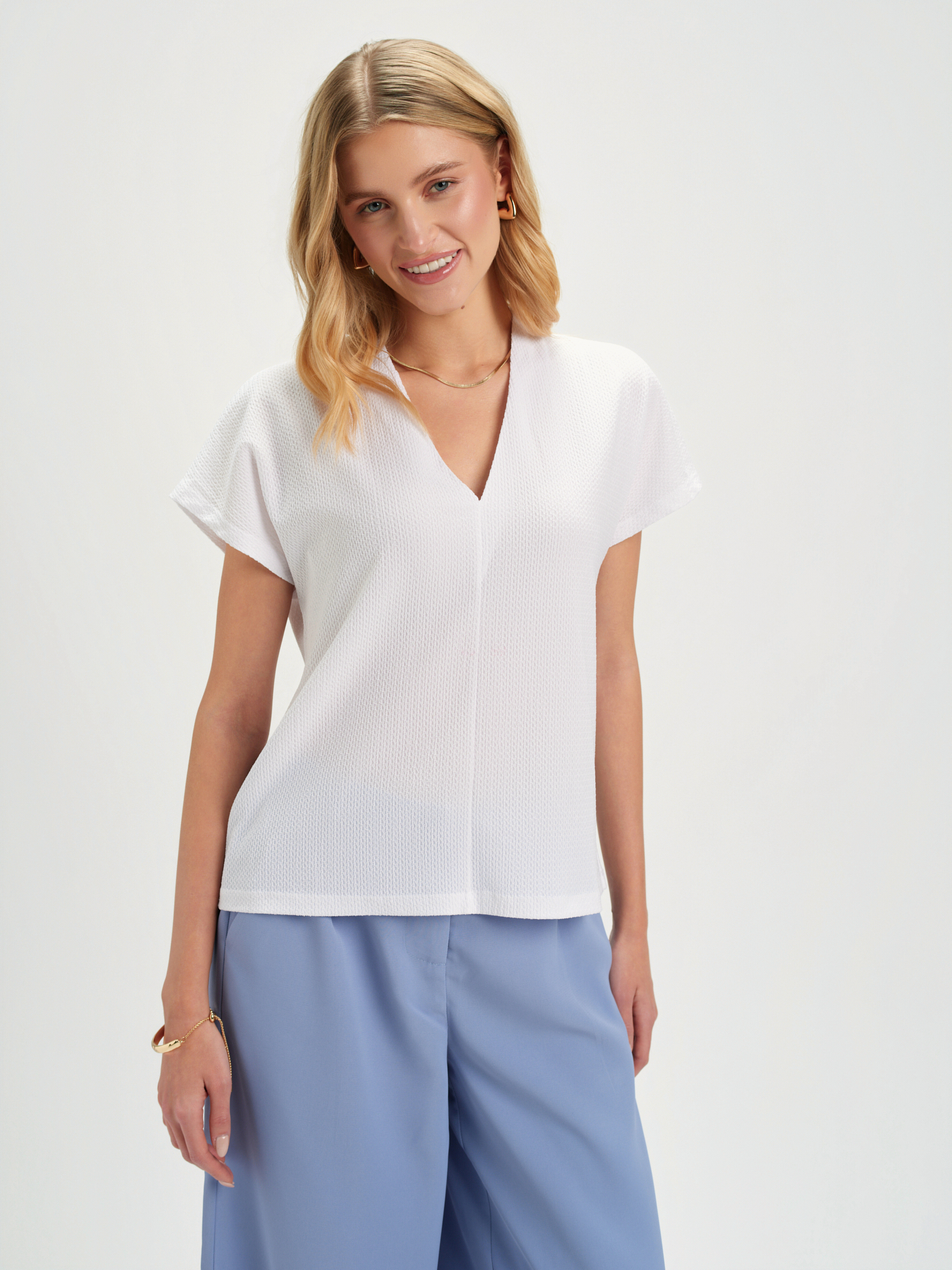 Biały top z dekoltem w serek 