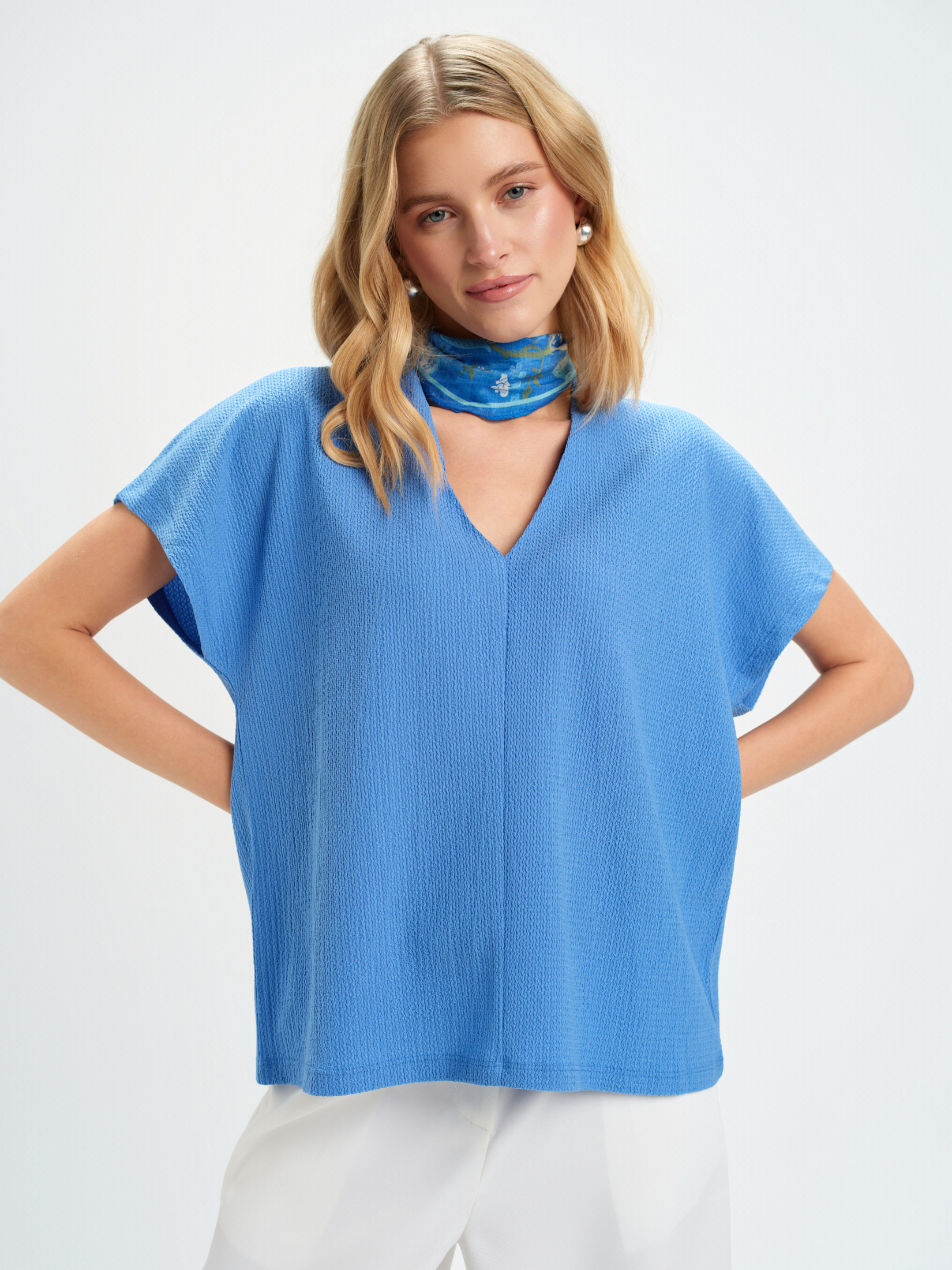 Niebieski top z dekoltem w serek 