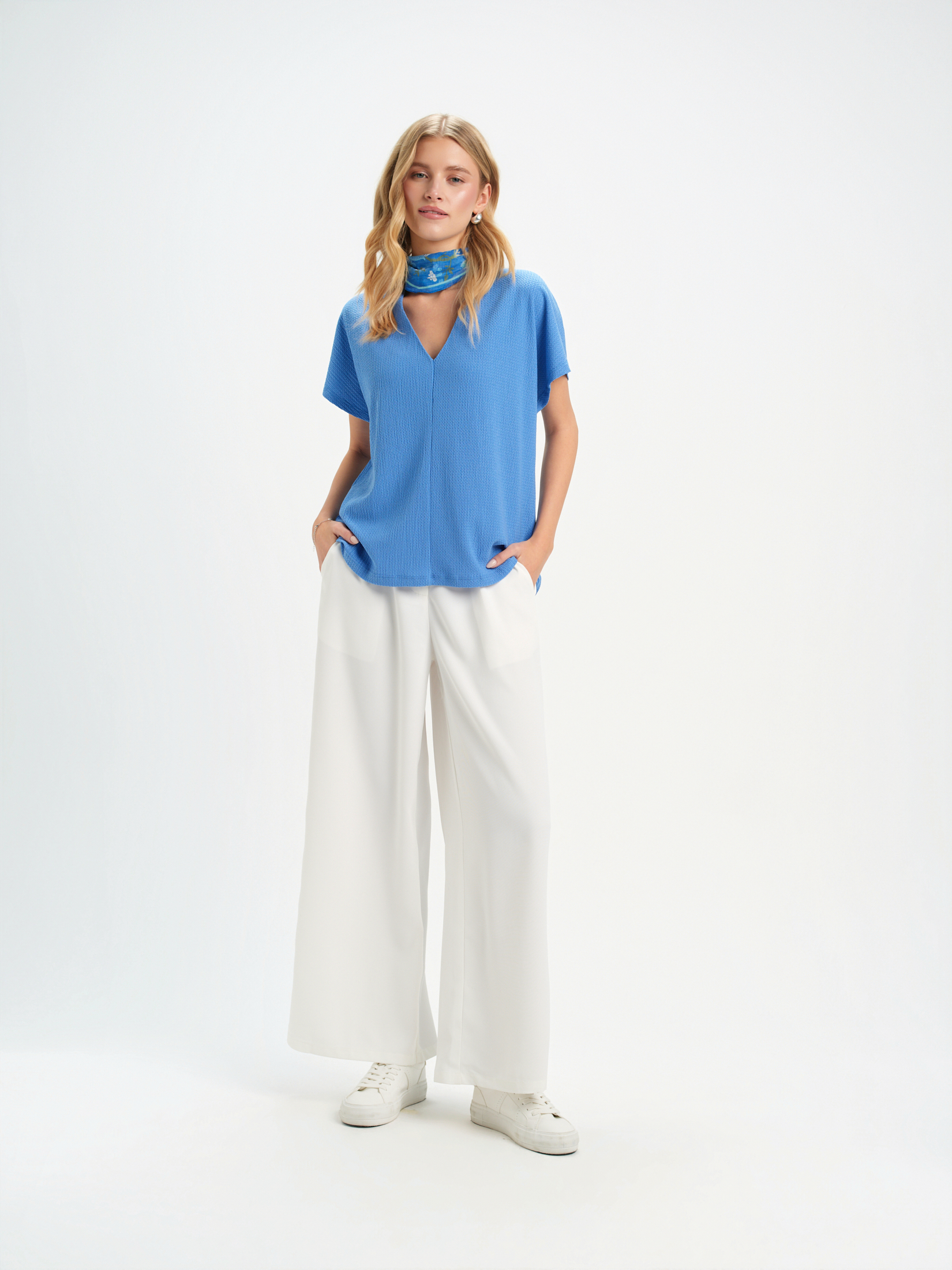 Niebieski top z dekoltem w serek 