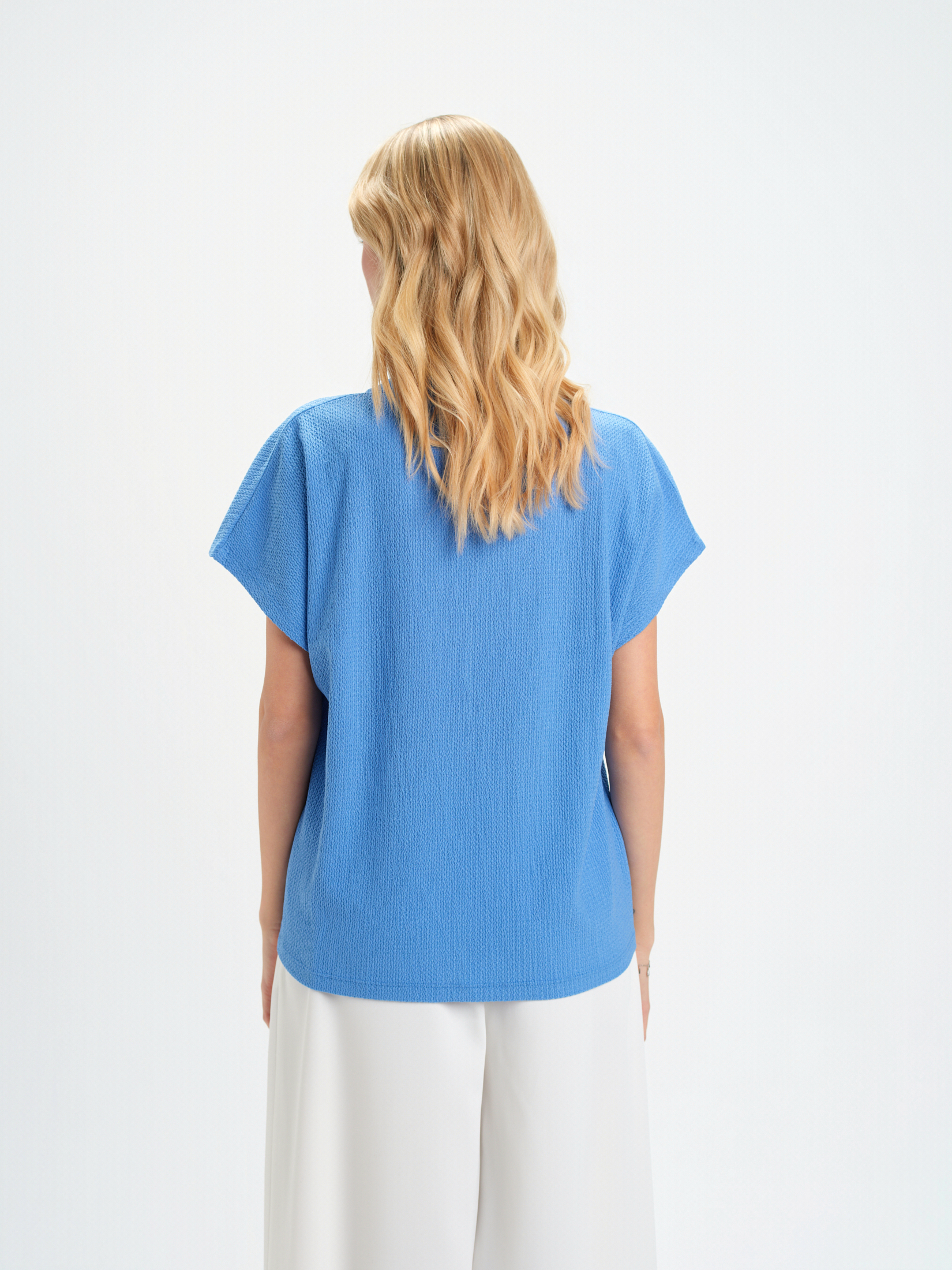 Niebieski top z dekoltem w serek 