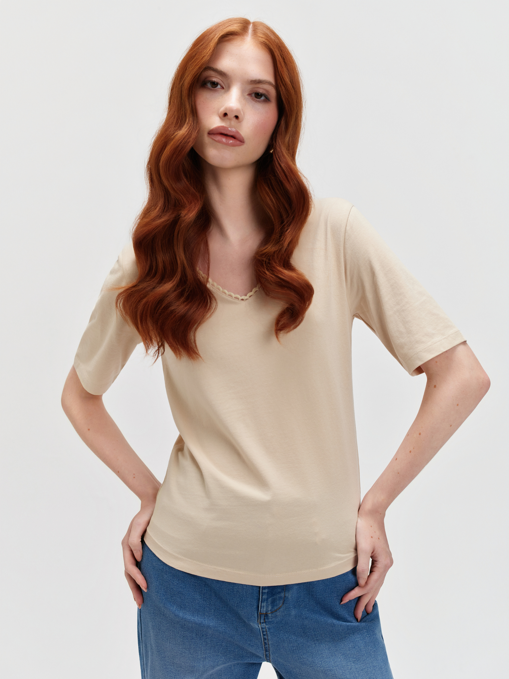 Beżowy top z dekoltem w serek 