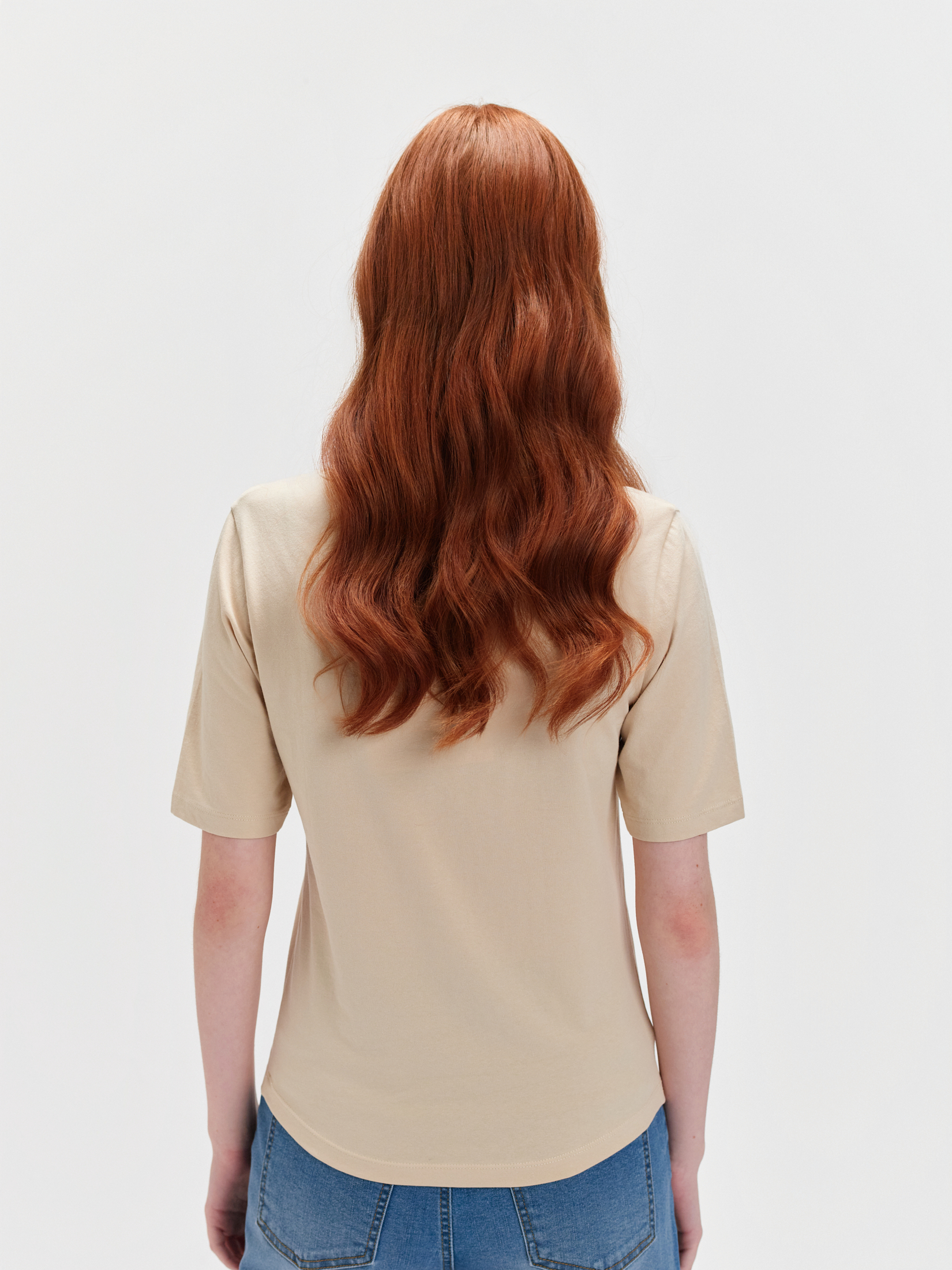 Beżowy top z dekoltem w serek 