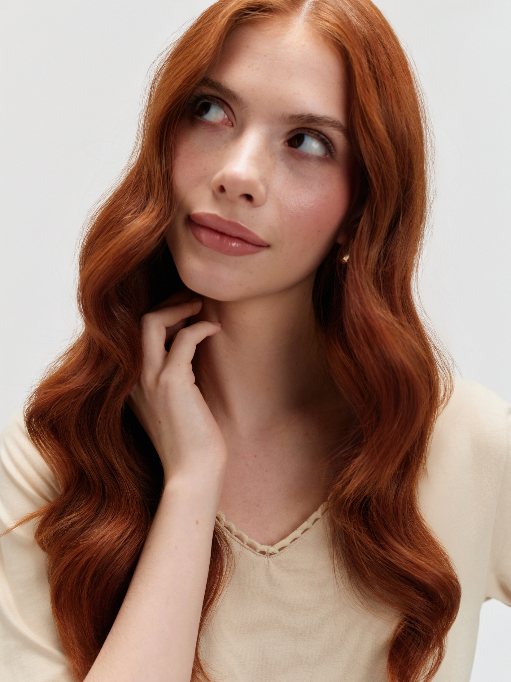 Beżowy top z dekoltem w serek 