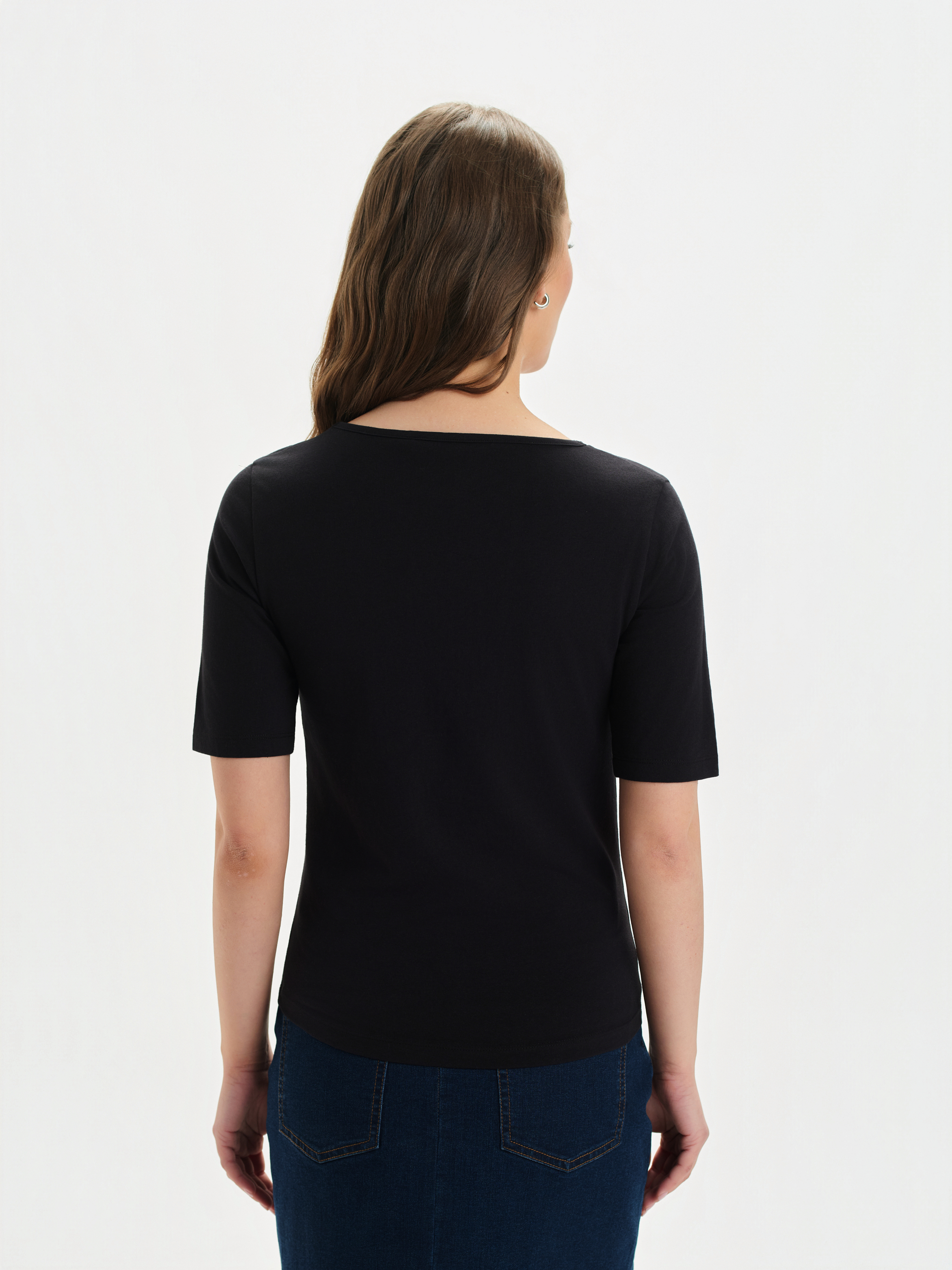 Czarny dopasowany top z dekoltem w serek 