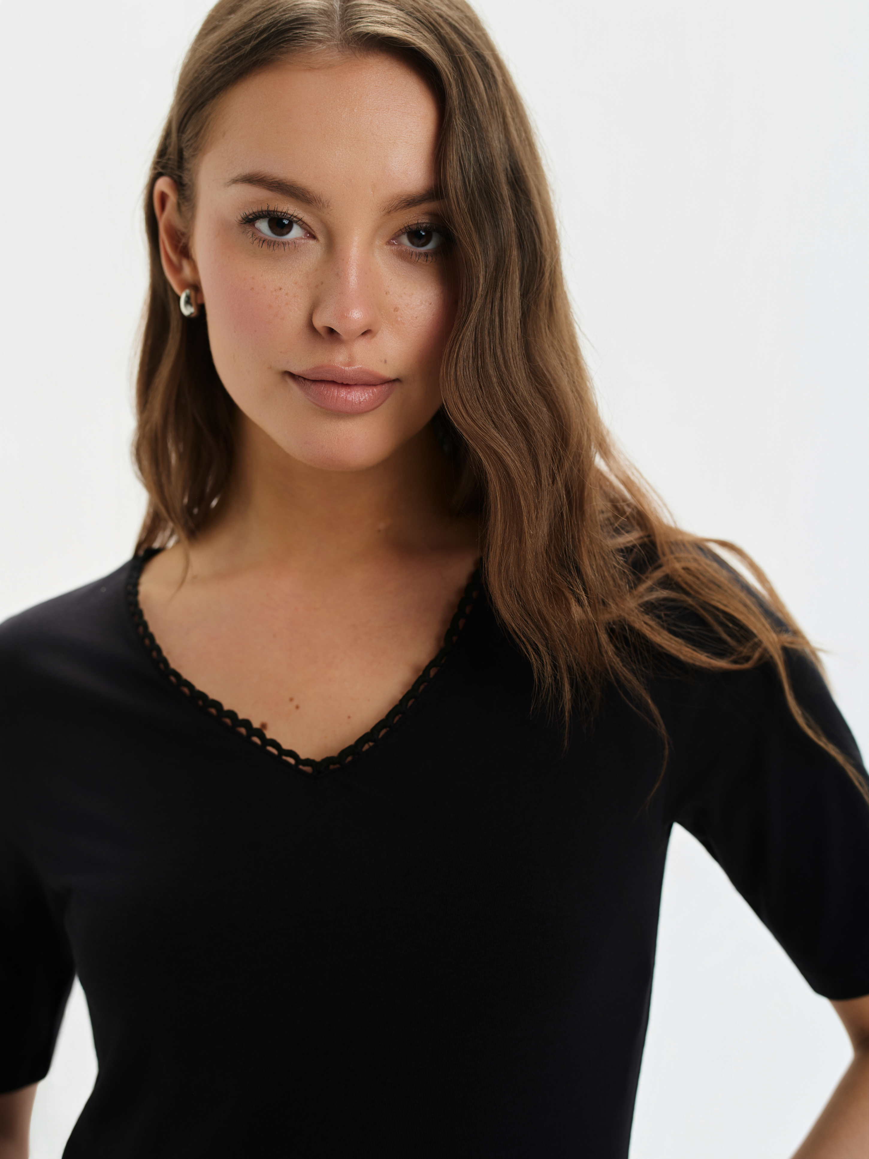 Czarny dopasowany top z dekoltem w serek 