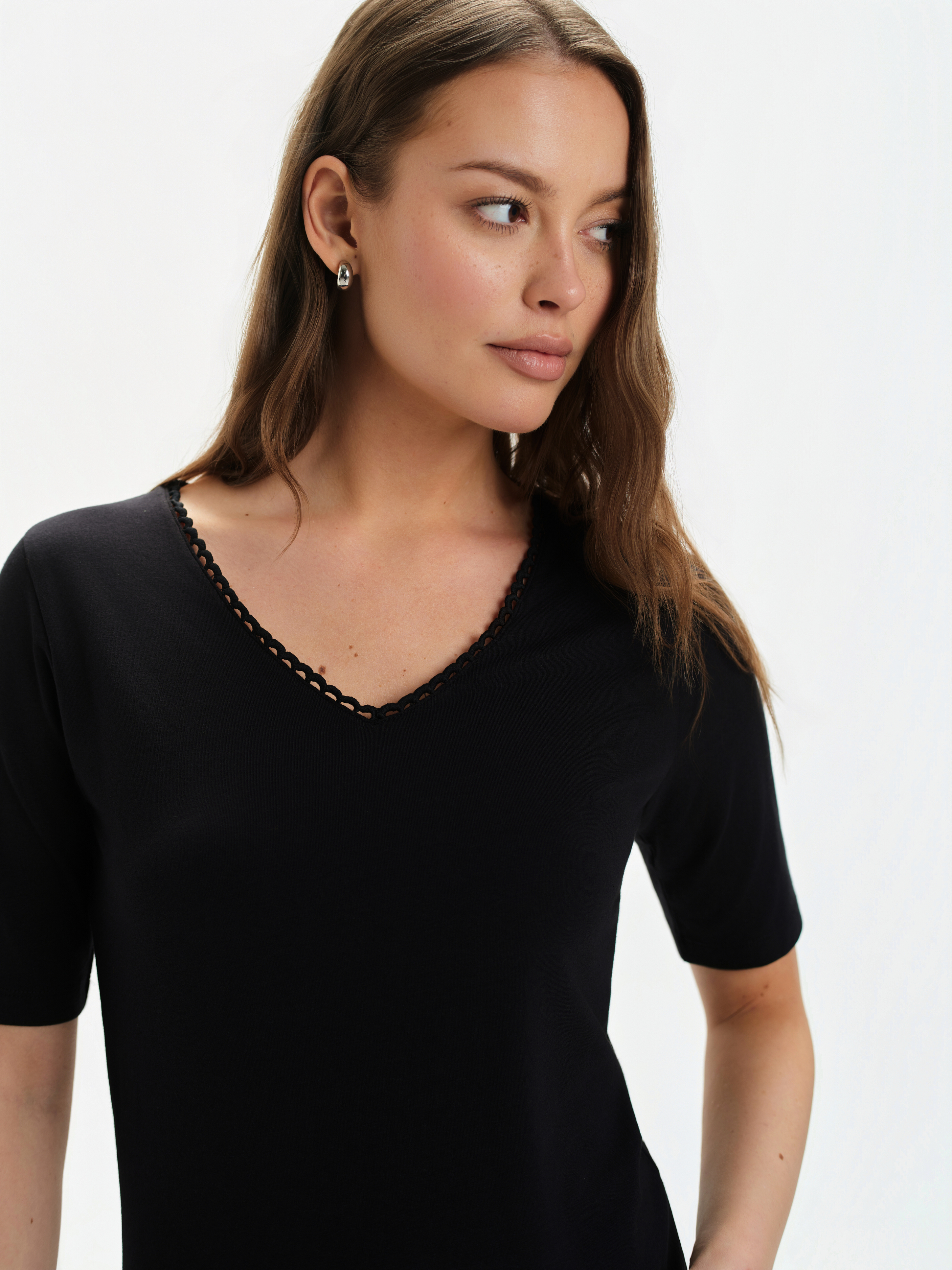 Czarny dopasowany top z dekoltem w serek 