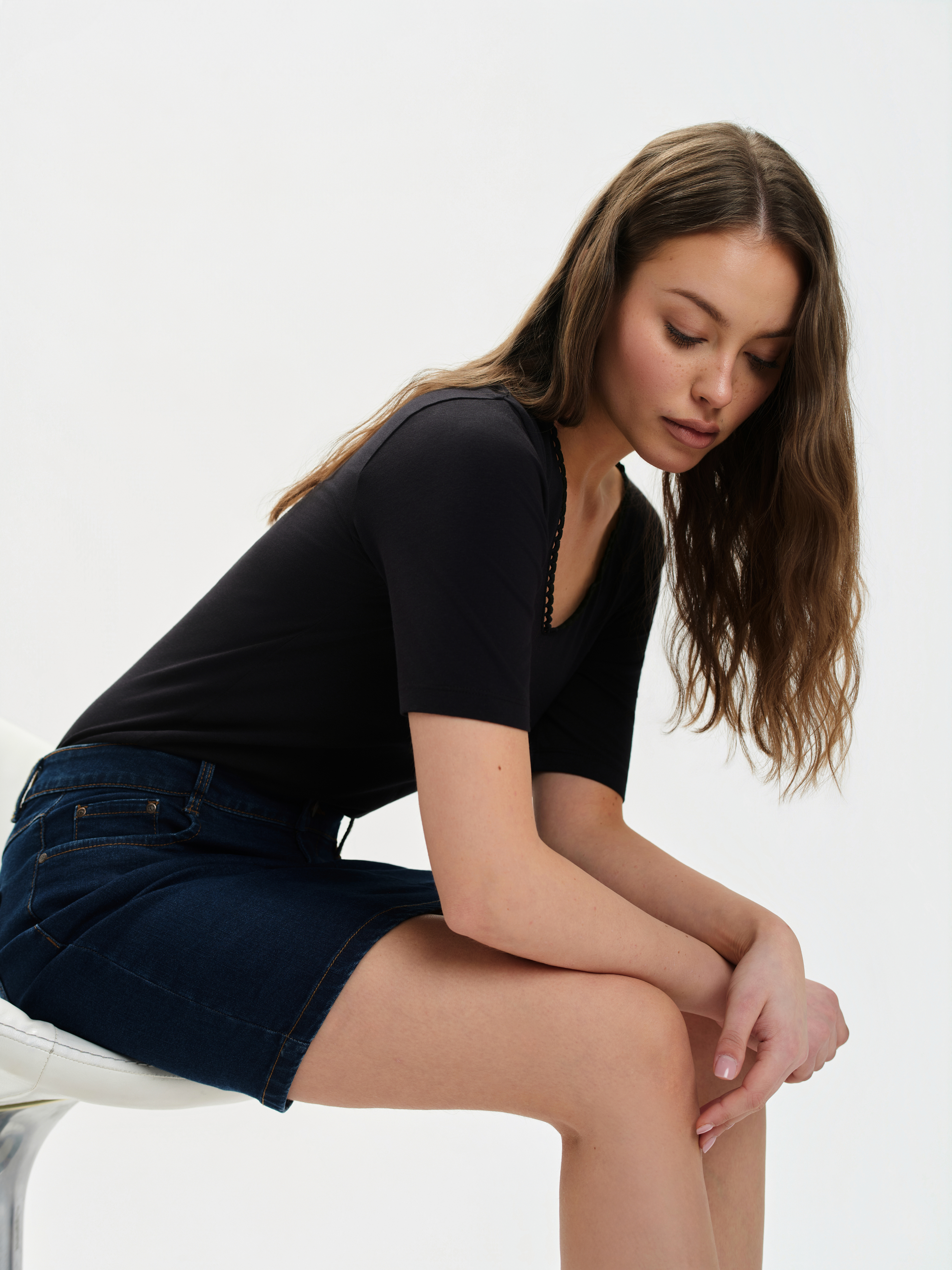 Czarny dopasowany top z dekoltem w serek 