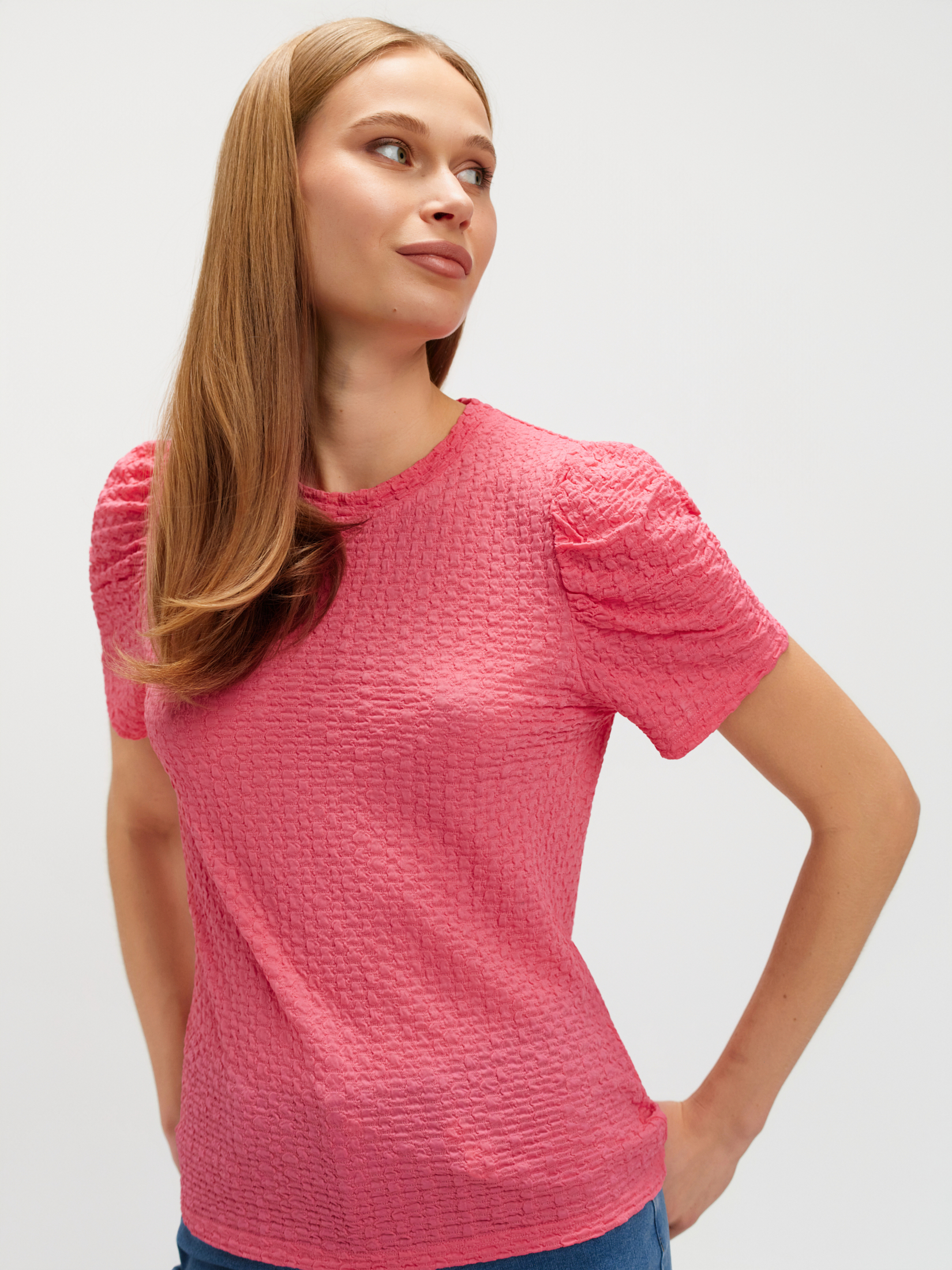Różowy top z fakturą z marszczonym rękawem