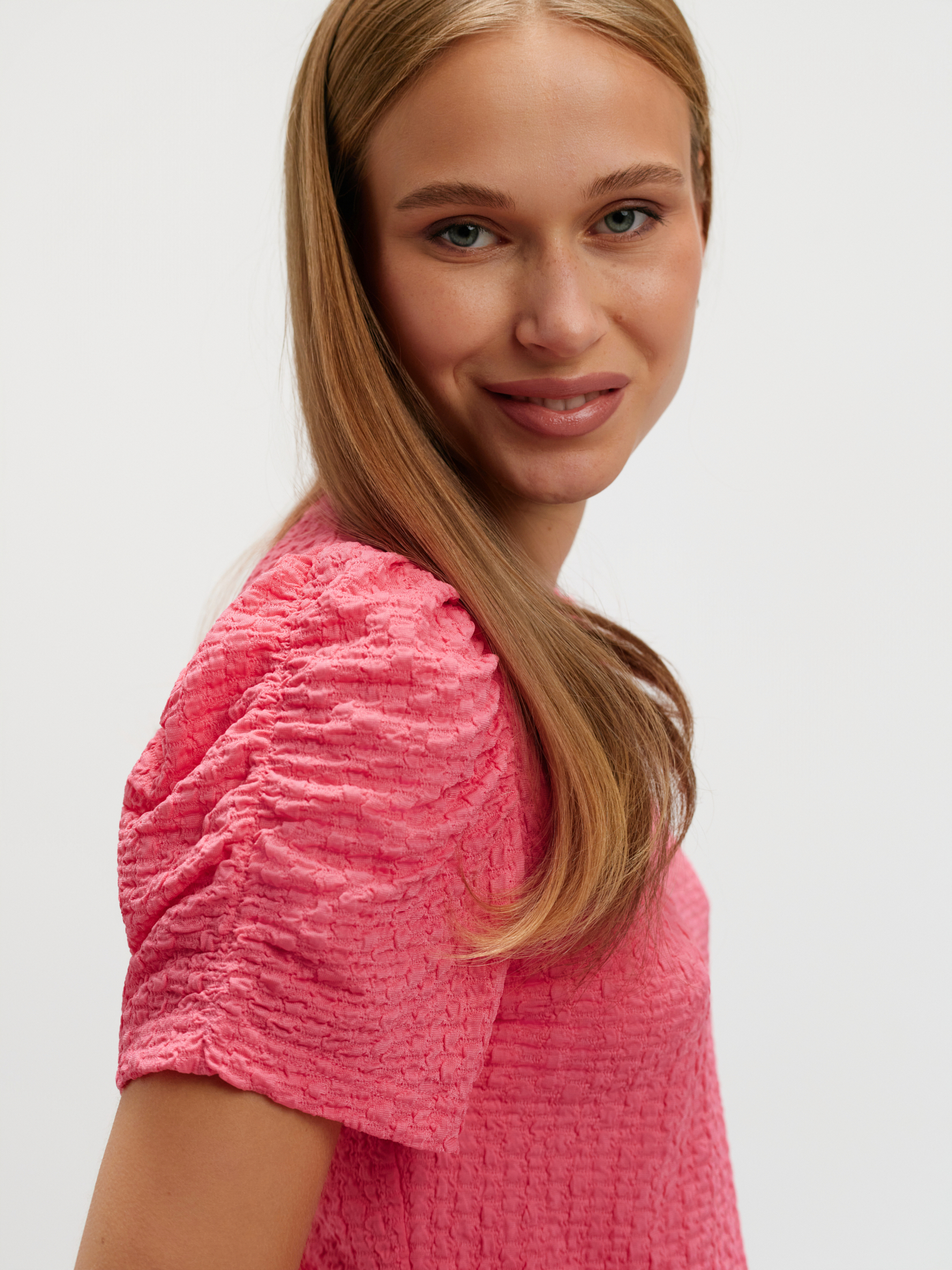 Różowy top z fakturą z marszczonym rękawem