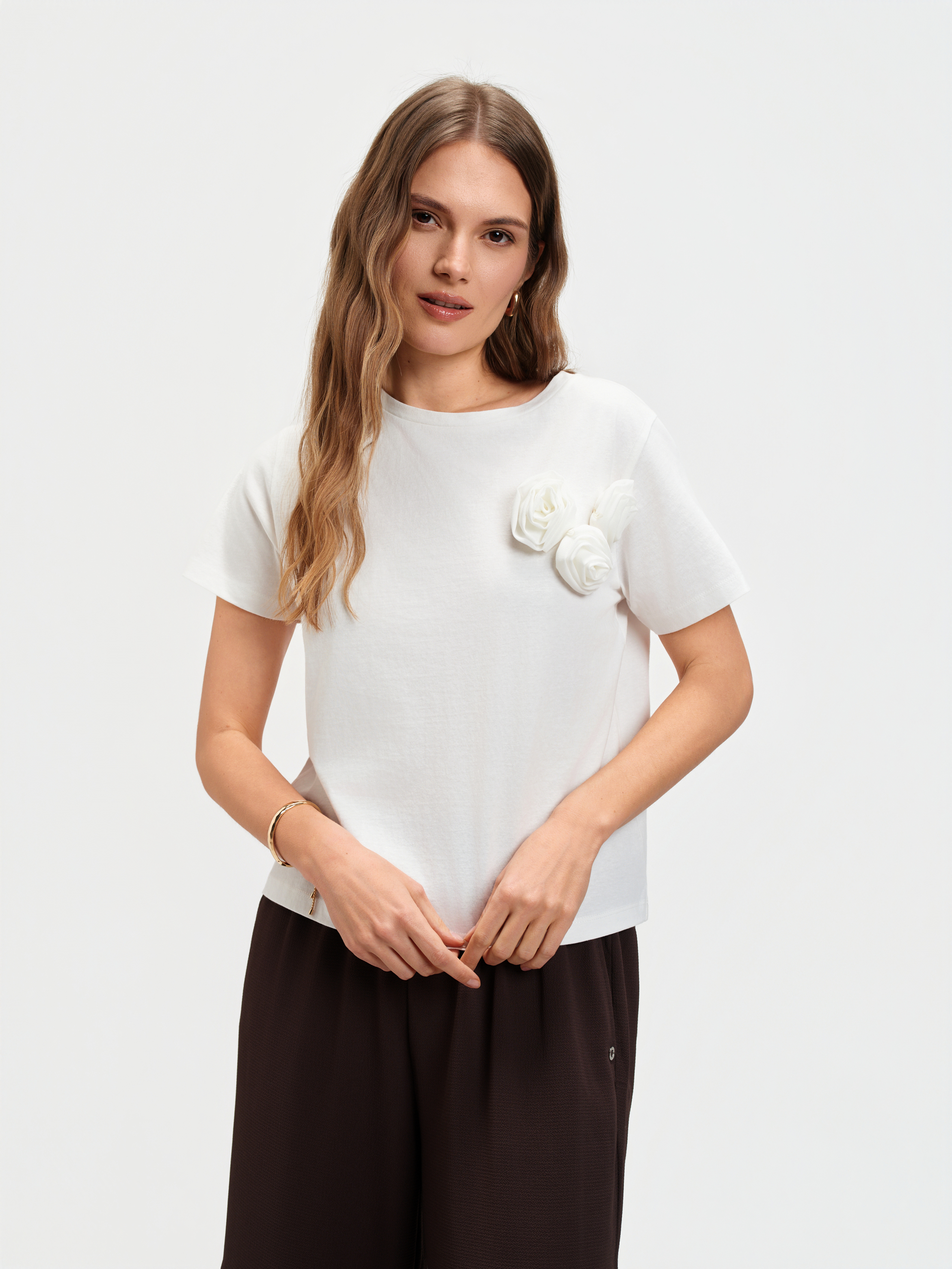 Biały top z różą 