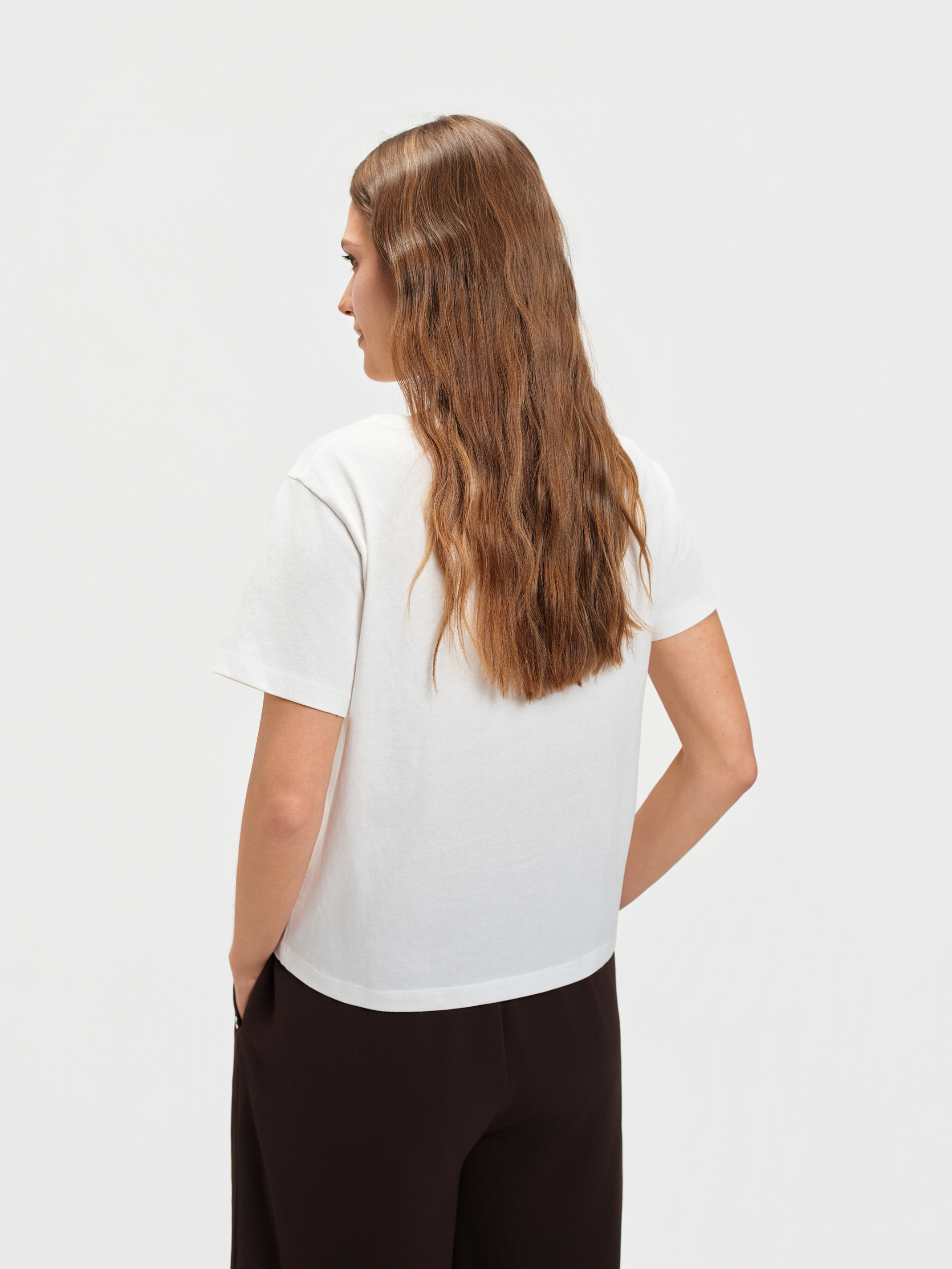 Biały top z różą 