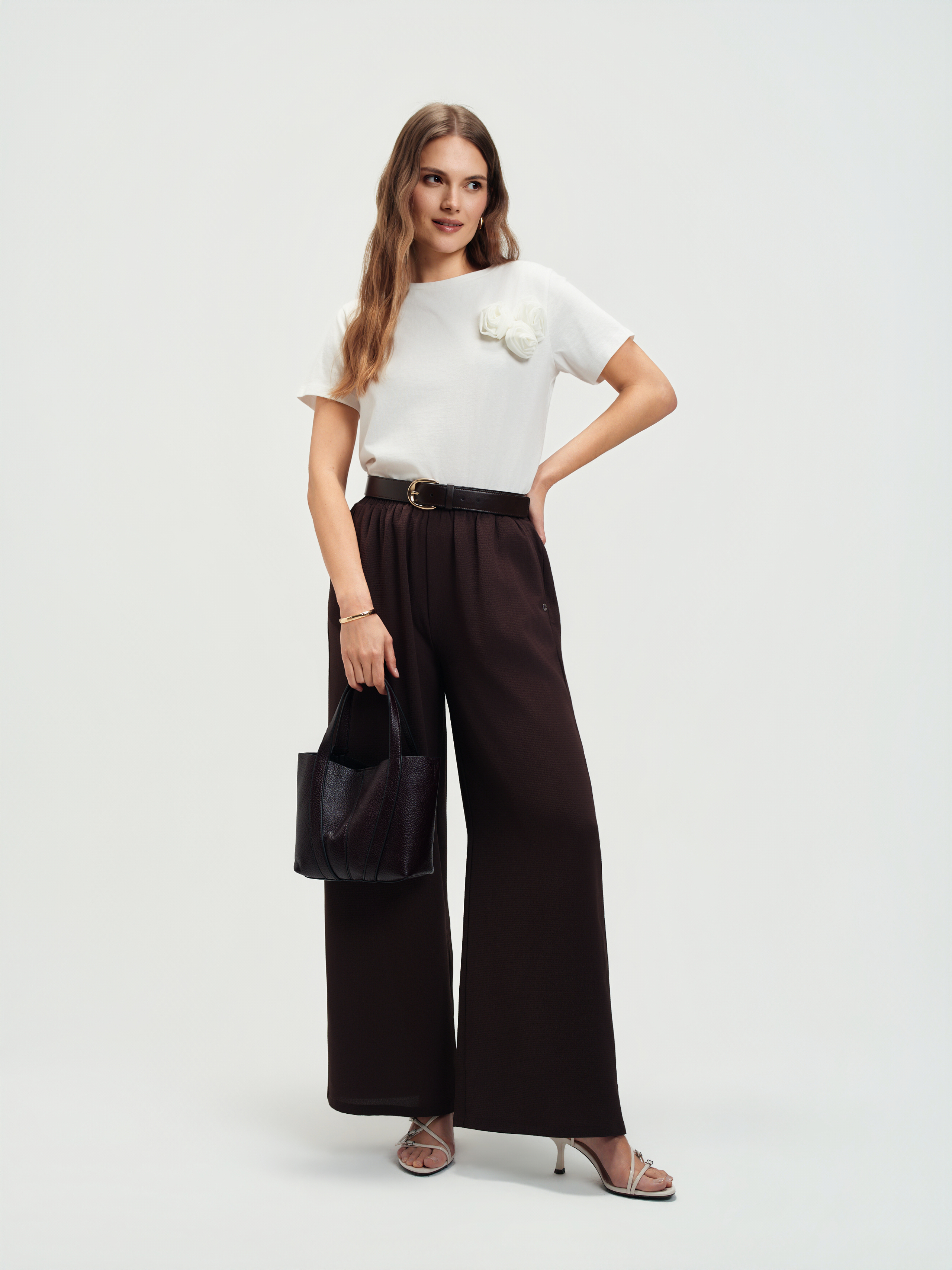 Biały top z różą 