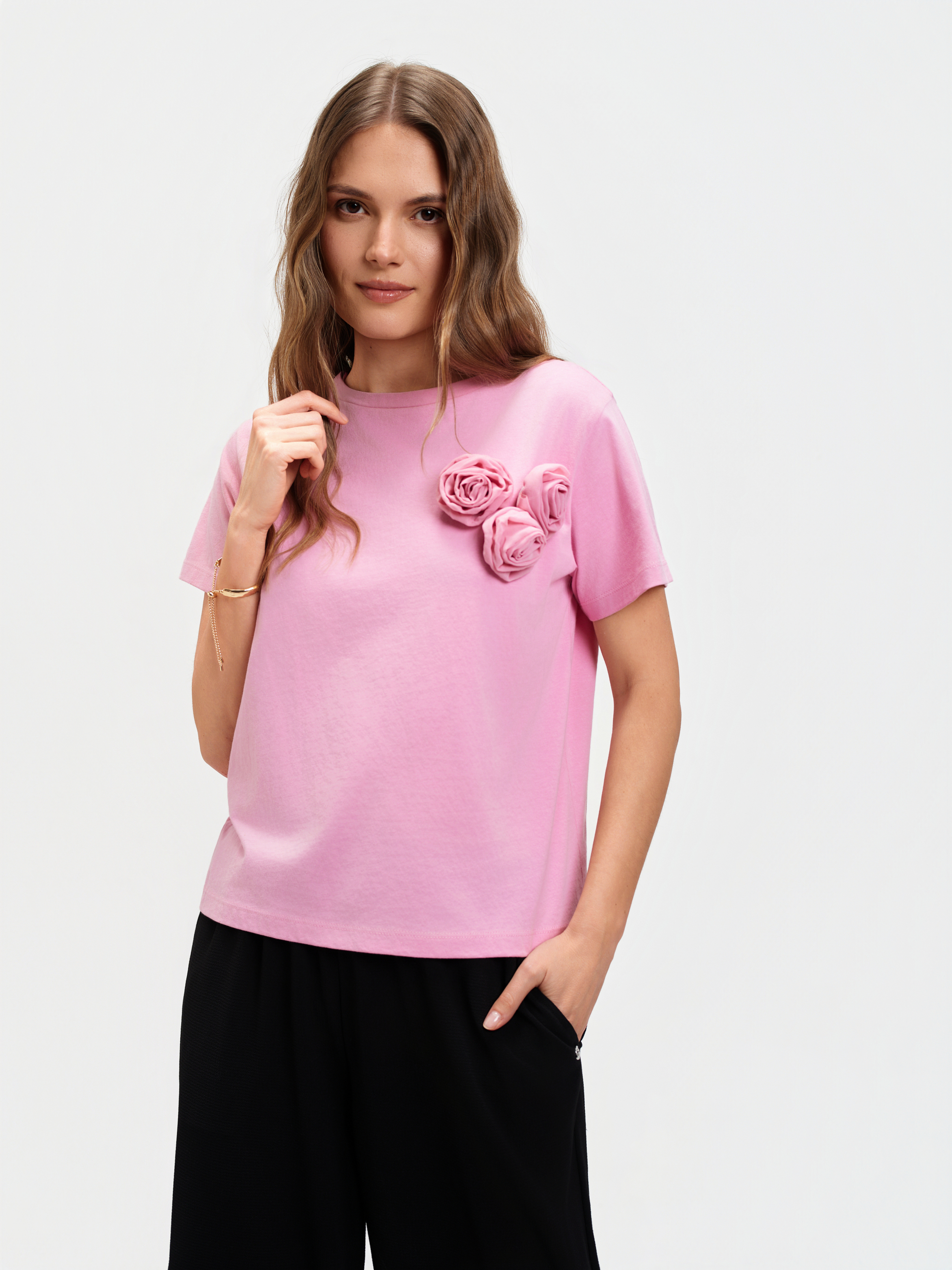 Pastelowo-różowy top z kwiatem