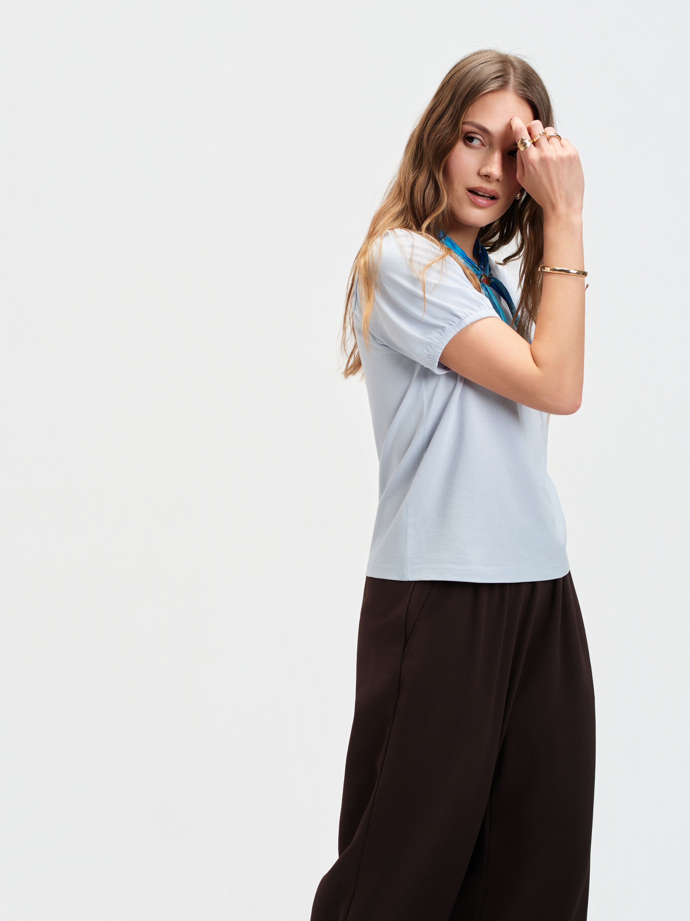 Błękitny top z krótkim bufiastym rękawem 