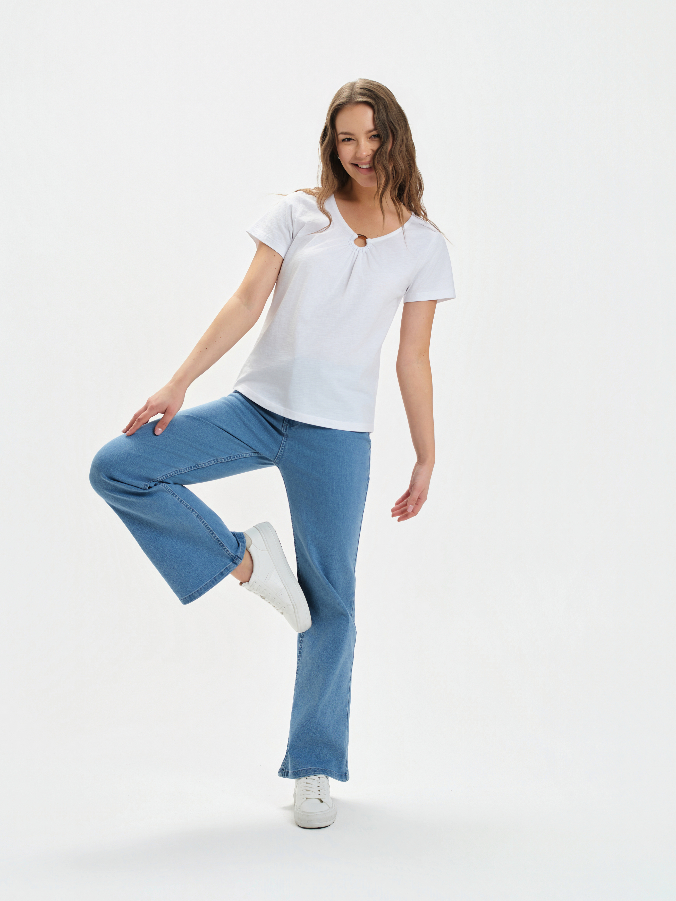 Biały top z aplikacją przy dekolcie 