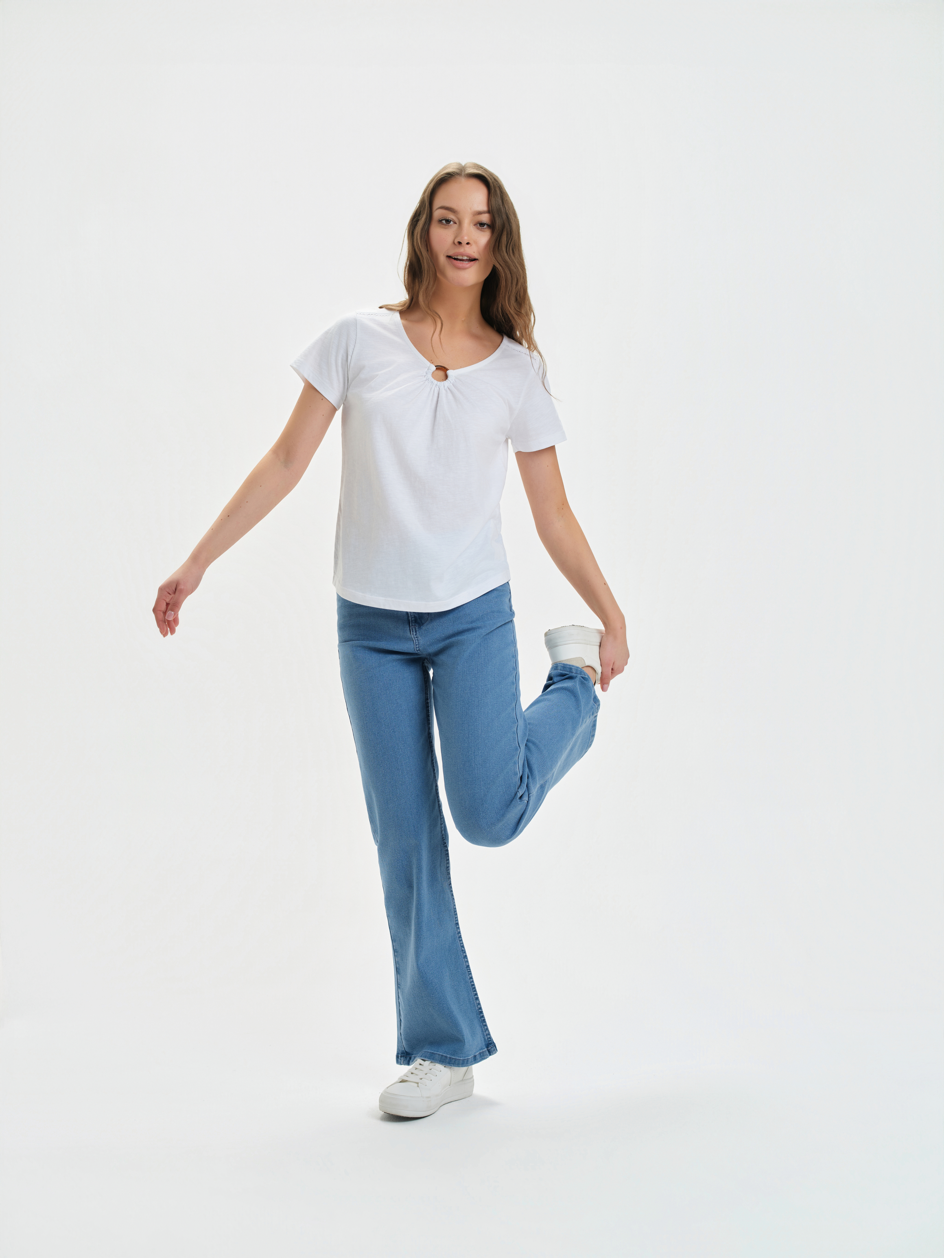 Biały top z aplikacją przy dekolcie 