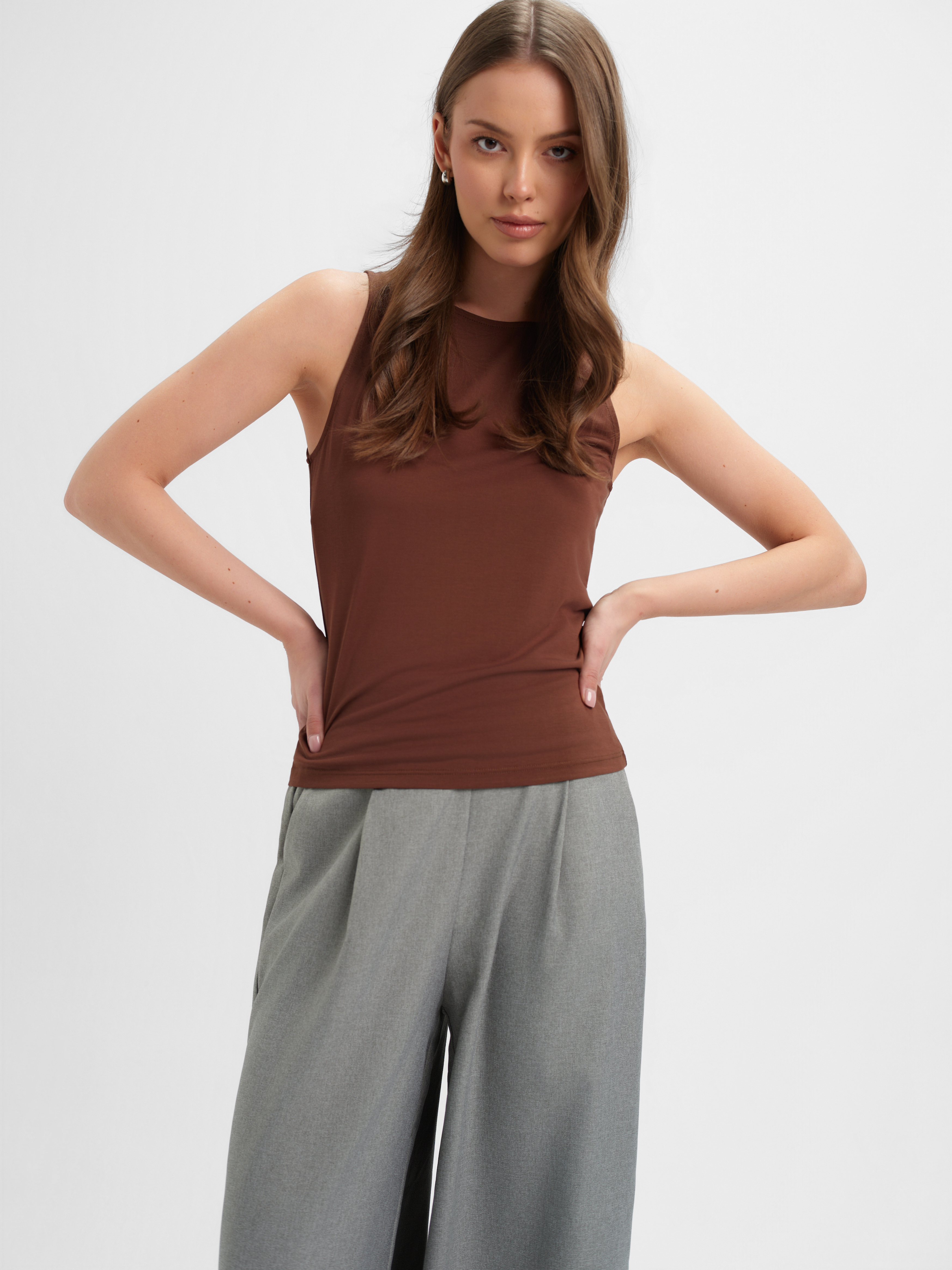 Gładki brązowy top na ramiączkach 