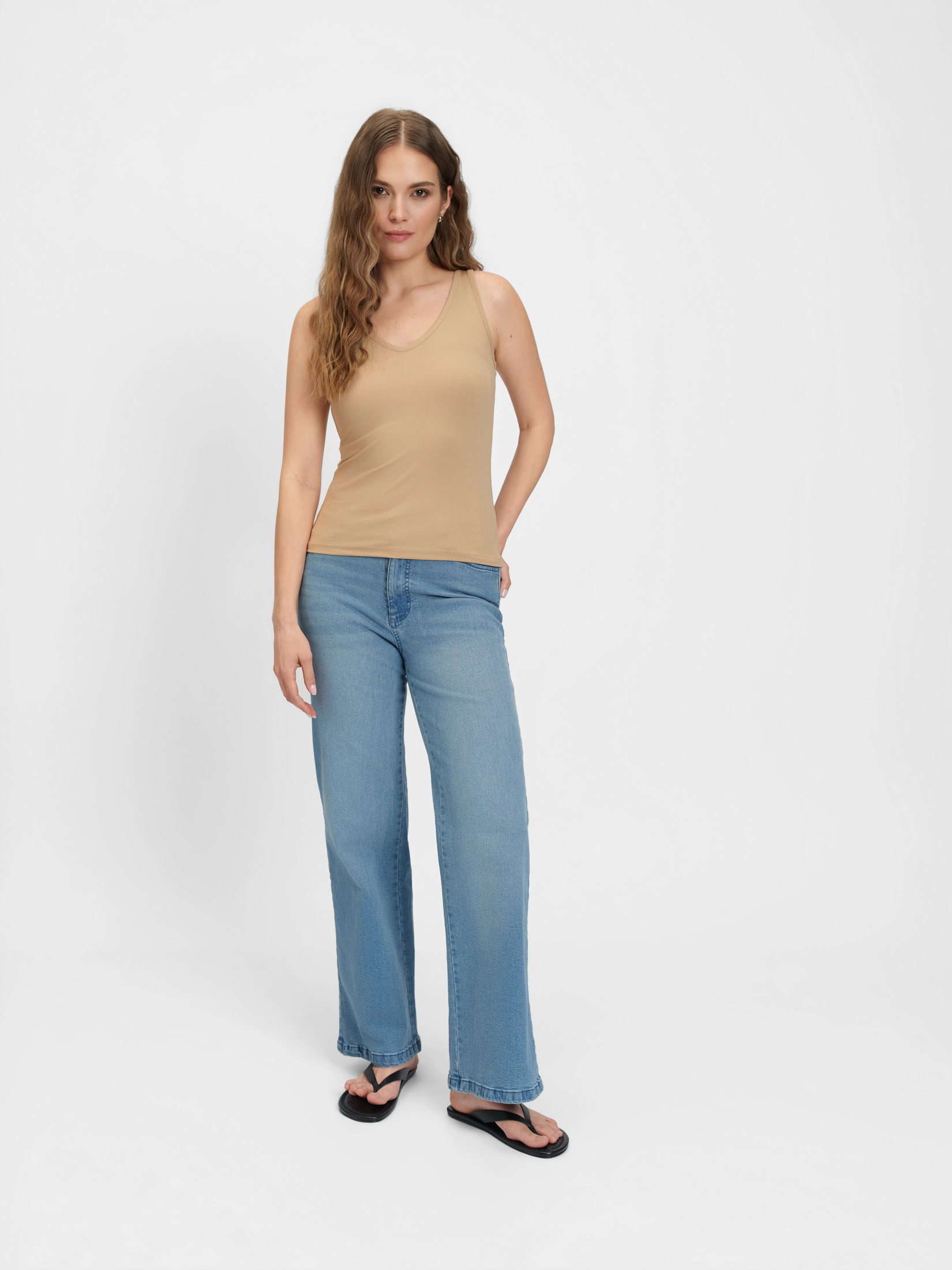 Beżowy top na ramiączkach z dekoltem v-neck