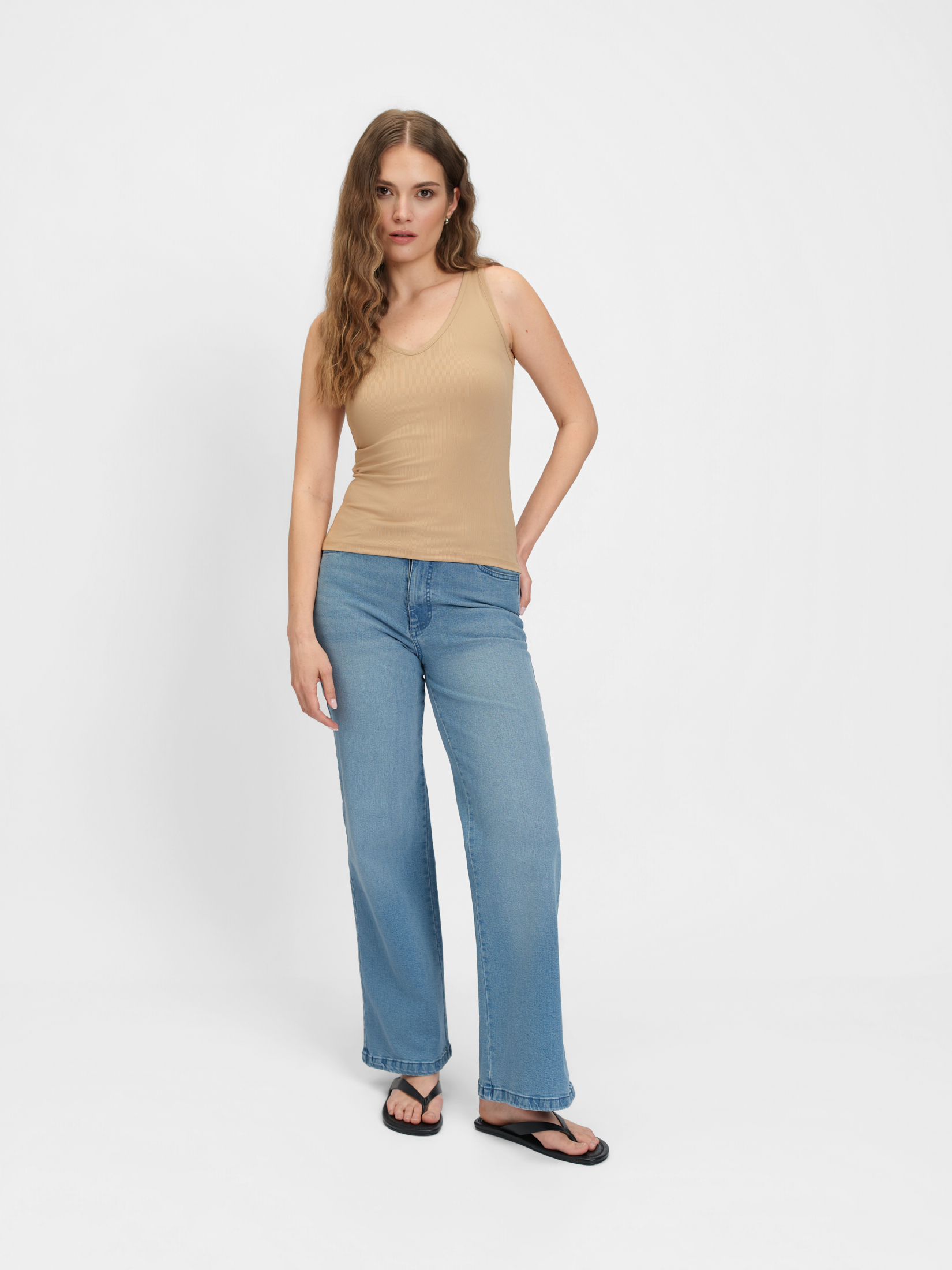Beżowy top na ramiączkach z dekoltem v-neck