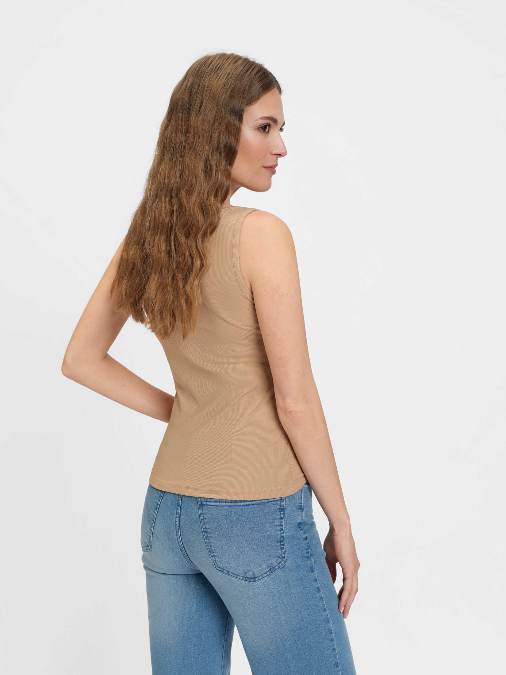 Beżowy top na ramiączkach z dekoltem v-neck