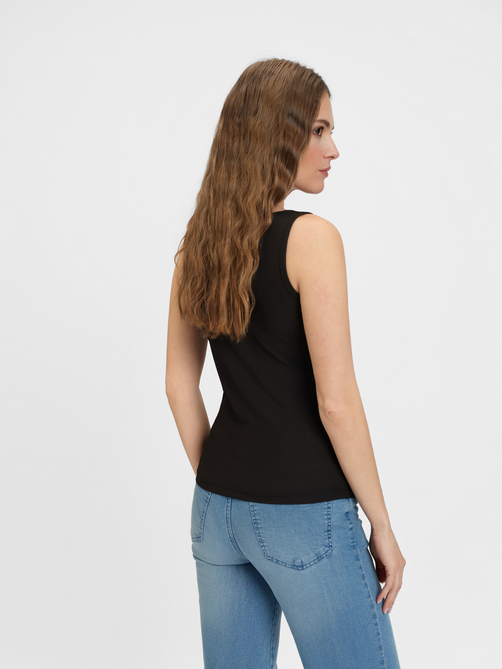 Czarny top na ramiączkach z dekoltem v-neck