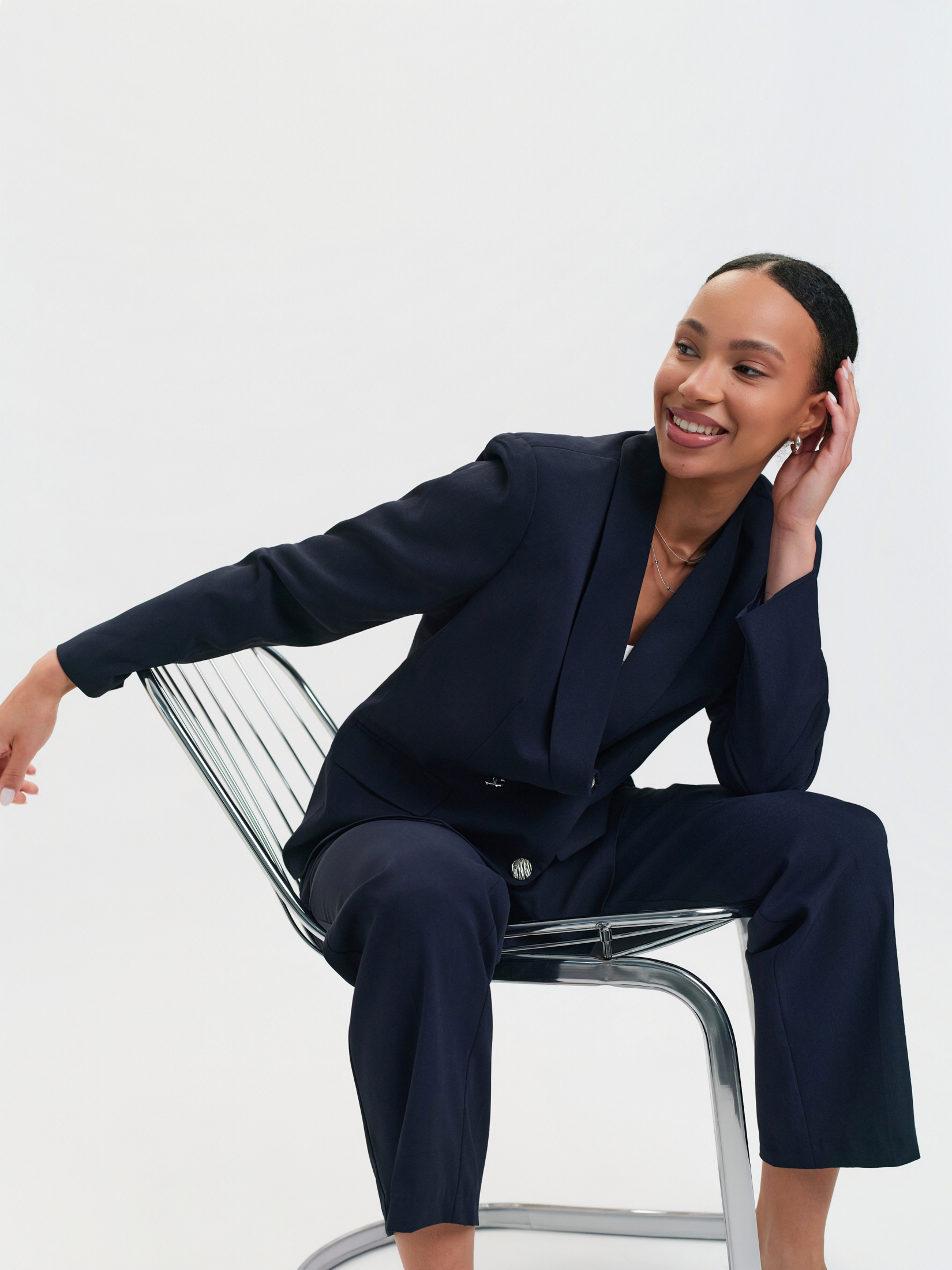 Granatowy dwurzędowy żakiet 