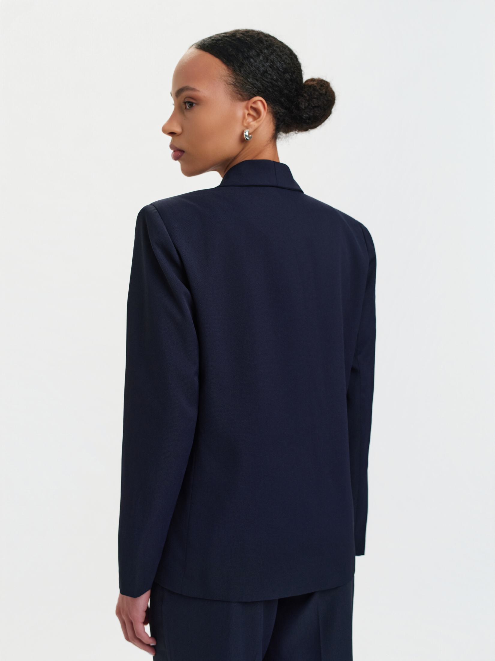 Granatowy dwurzędowy żakiet 