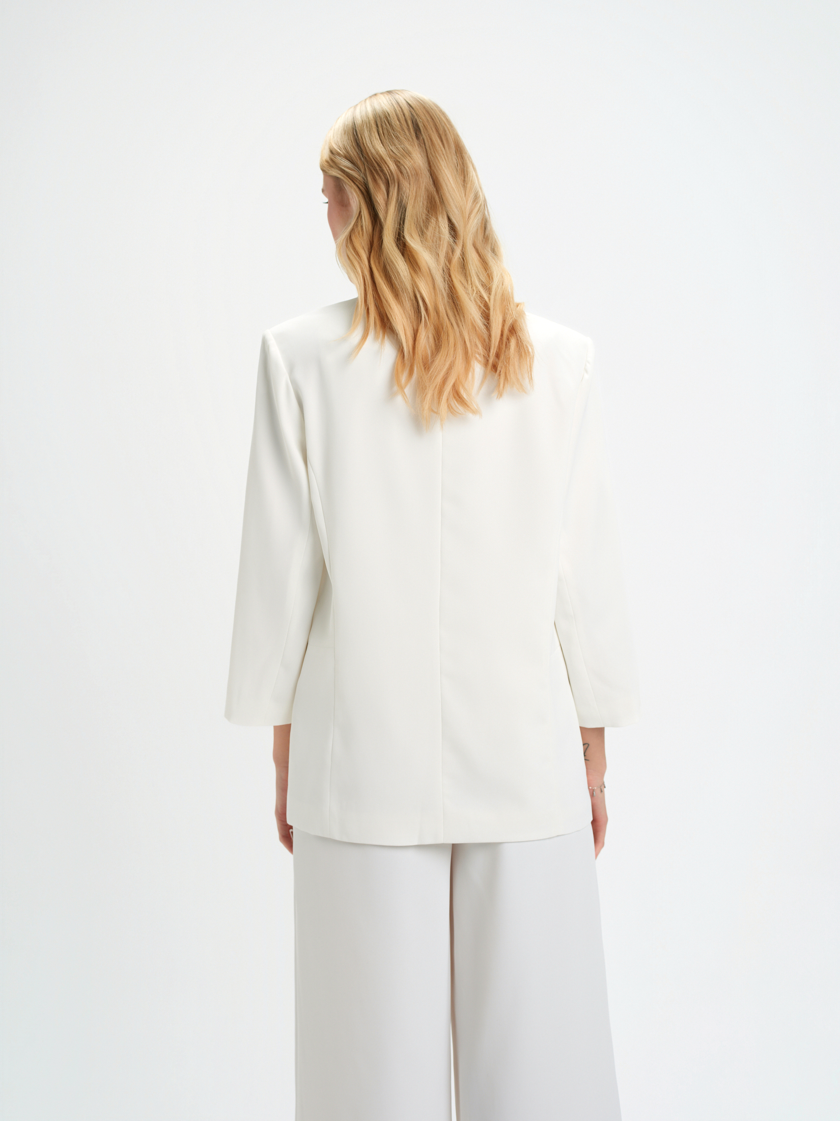 Biały żakiet z szalowym kołnierzem