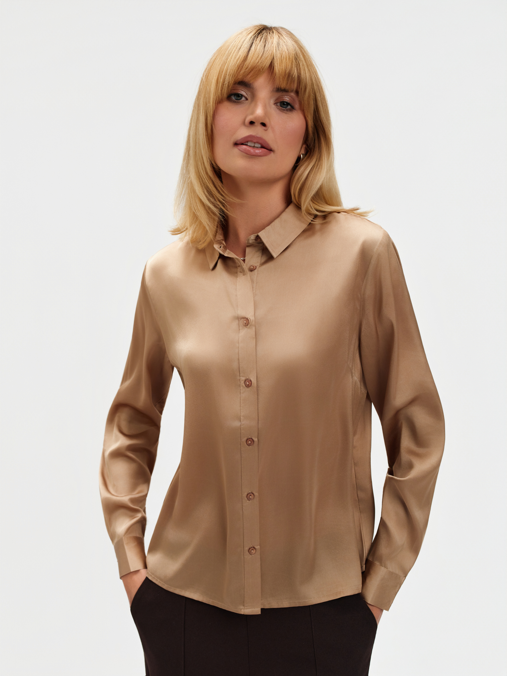 Satynowa koszula w szampańskim kolorze  Satynowa koszula w szampańskim kolorze