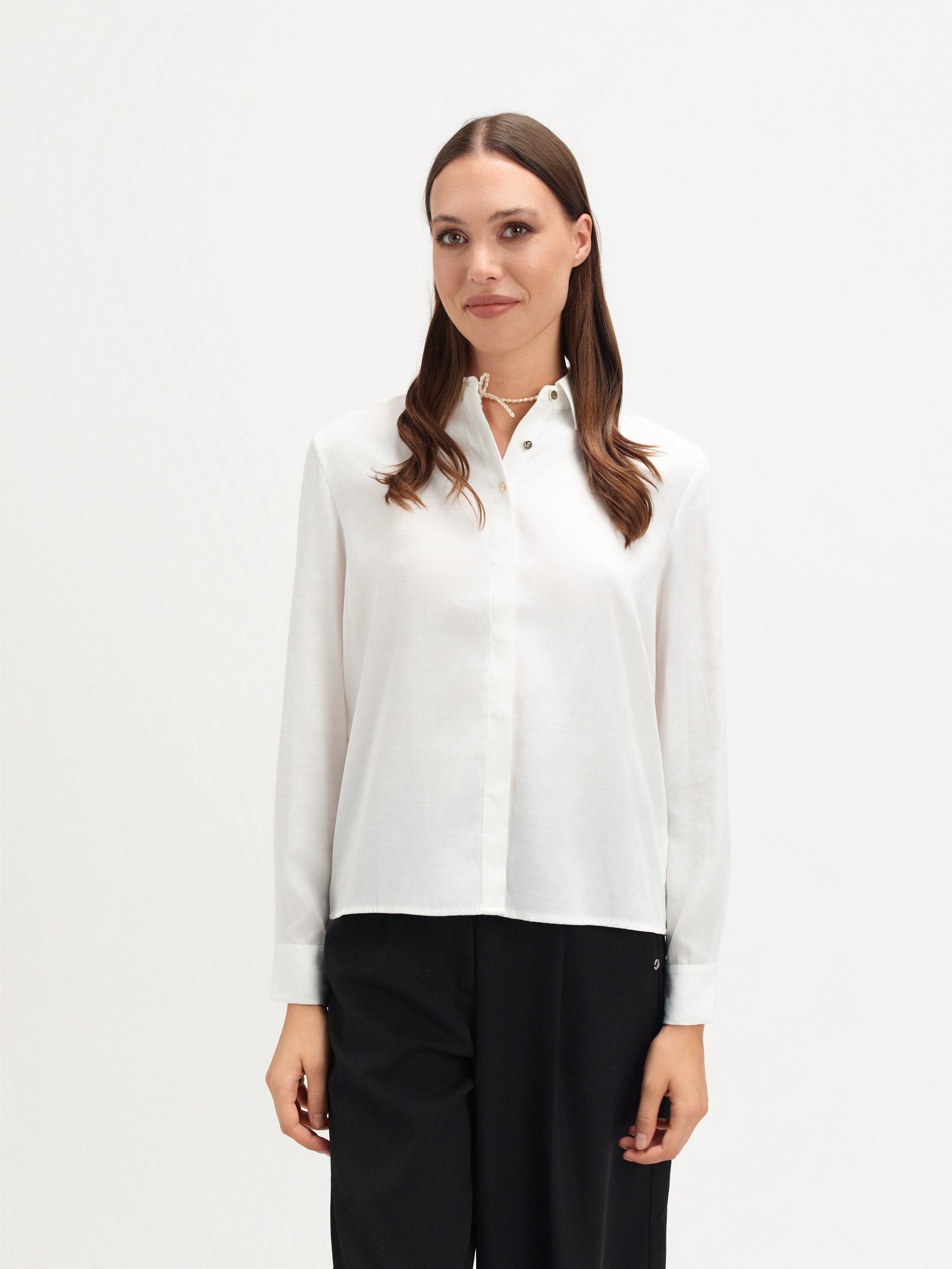 Biała koszula z biżuteryjnymi guzikami 