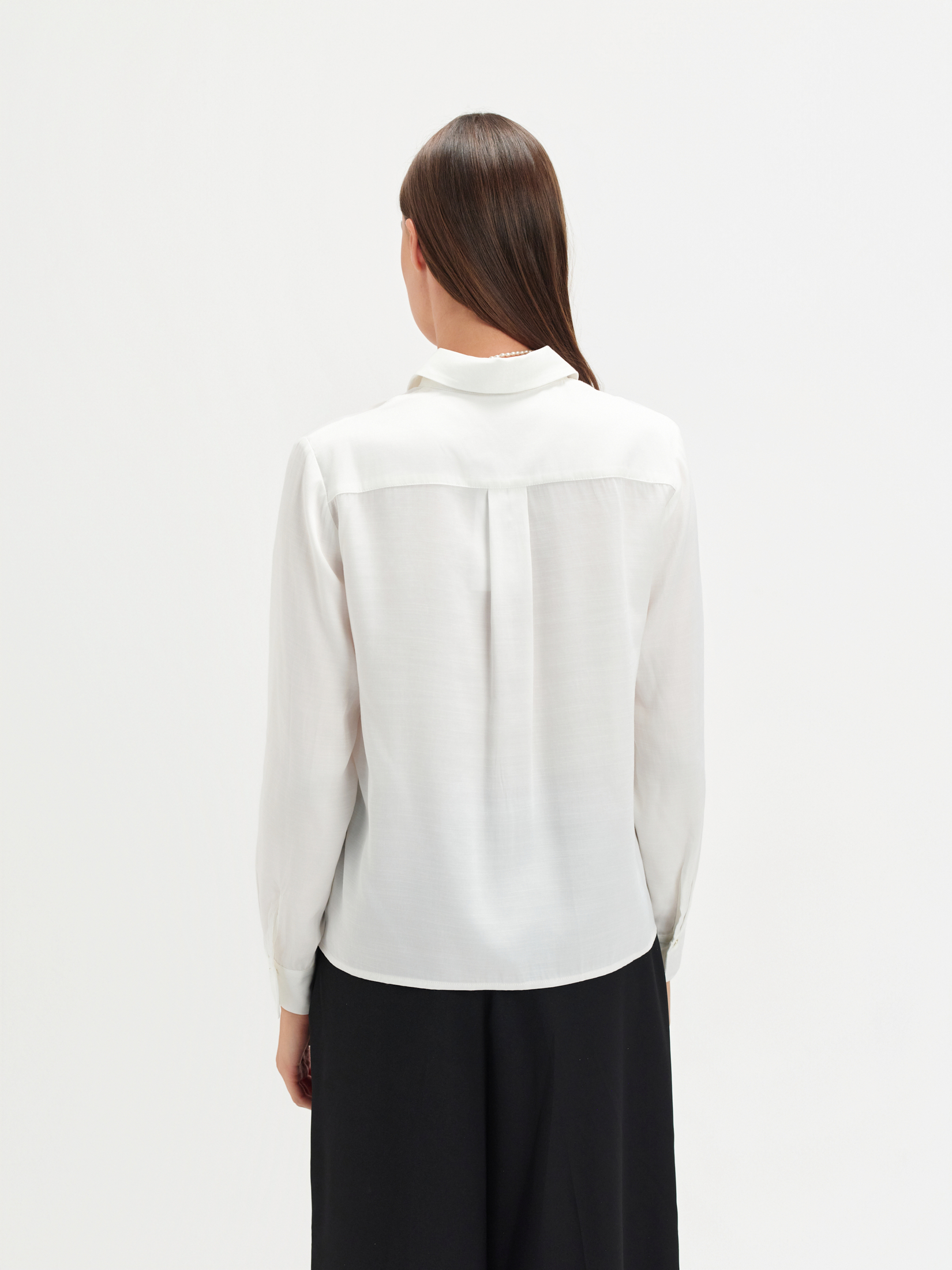 Biała koszula z biżuteryjnymi guzikami 