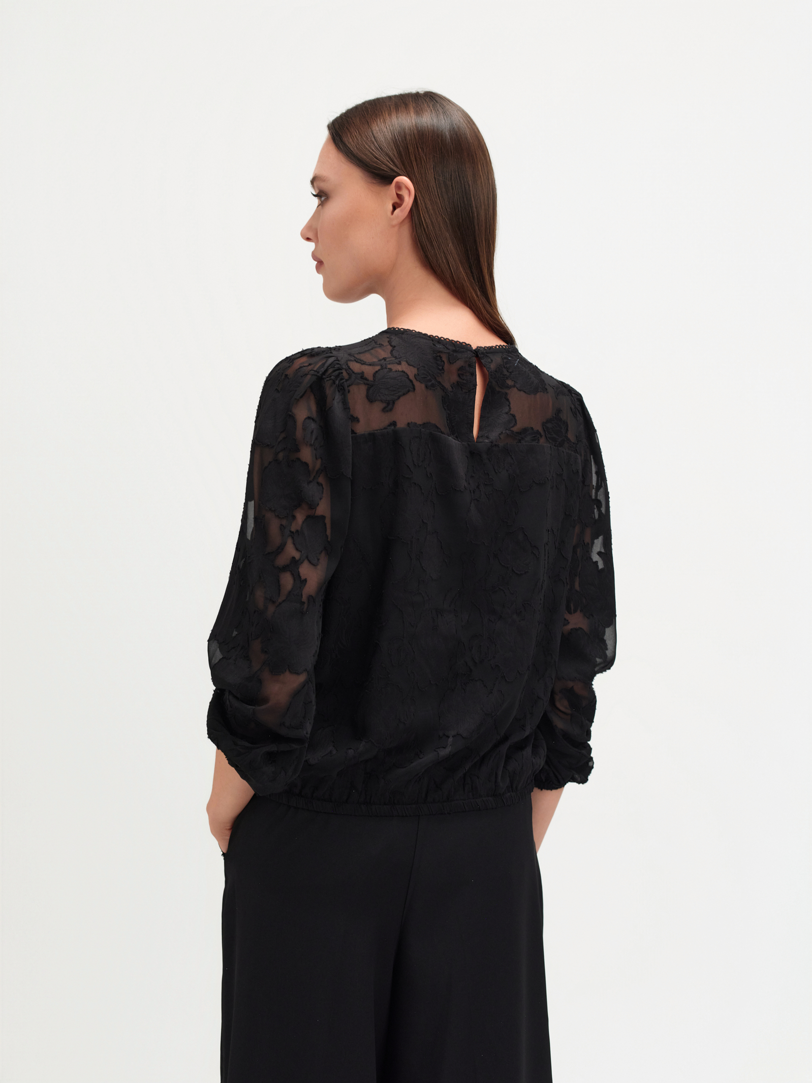 Elegancka czarna bluzka z koronką 